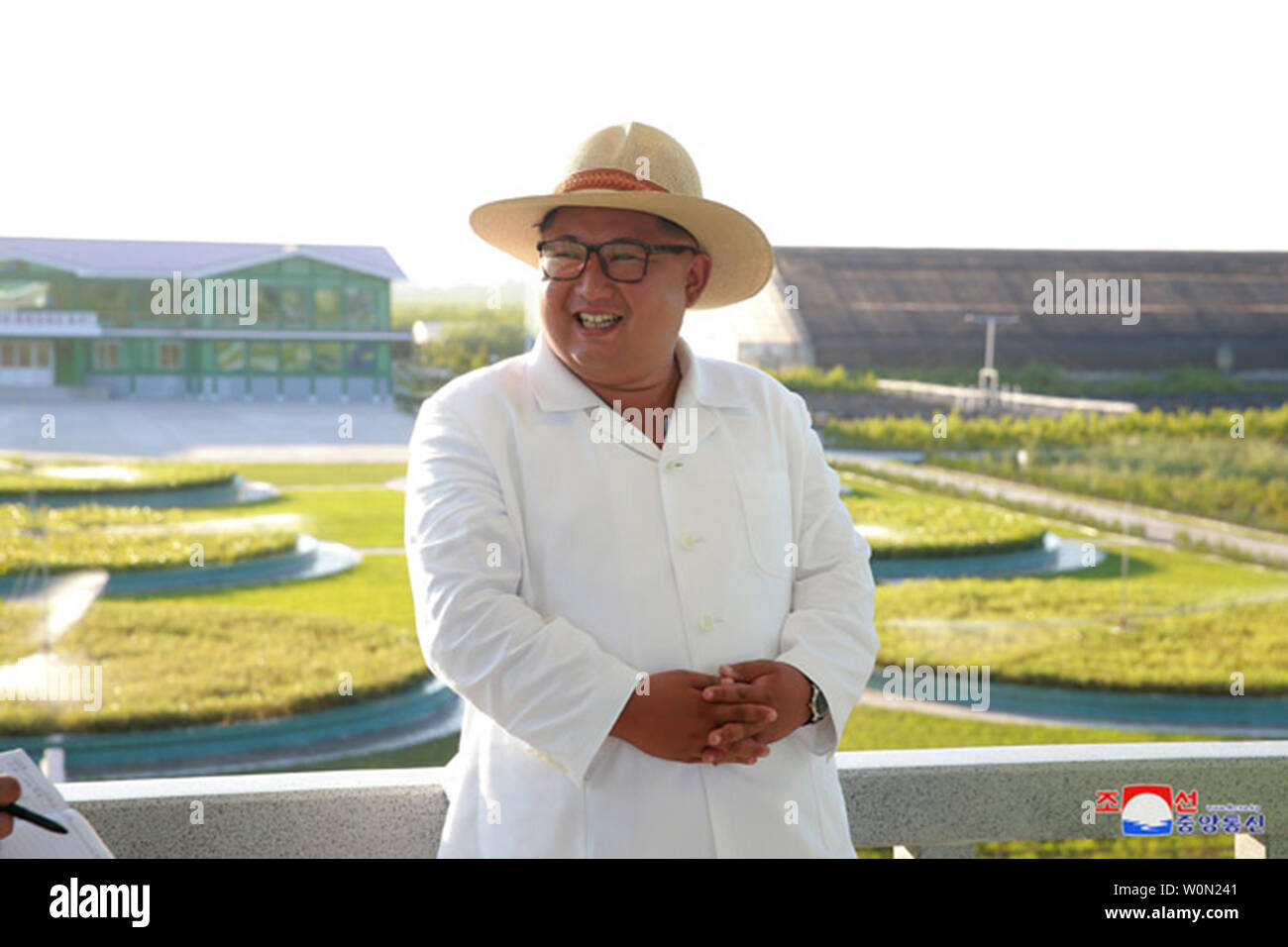 Questa immagine rilasciata il 24 luglio 2018, dalla Corea del Nord di notizie ufficiali Service (KCNA), mostra leader della Corea del nord Kim Jong Onu ha visitato Tree Nursery No. 122 eseguito dalla Korean Esercito del popolo nella provincia di Kangwon. Foto di KCNA/UPI Foto Stock