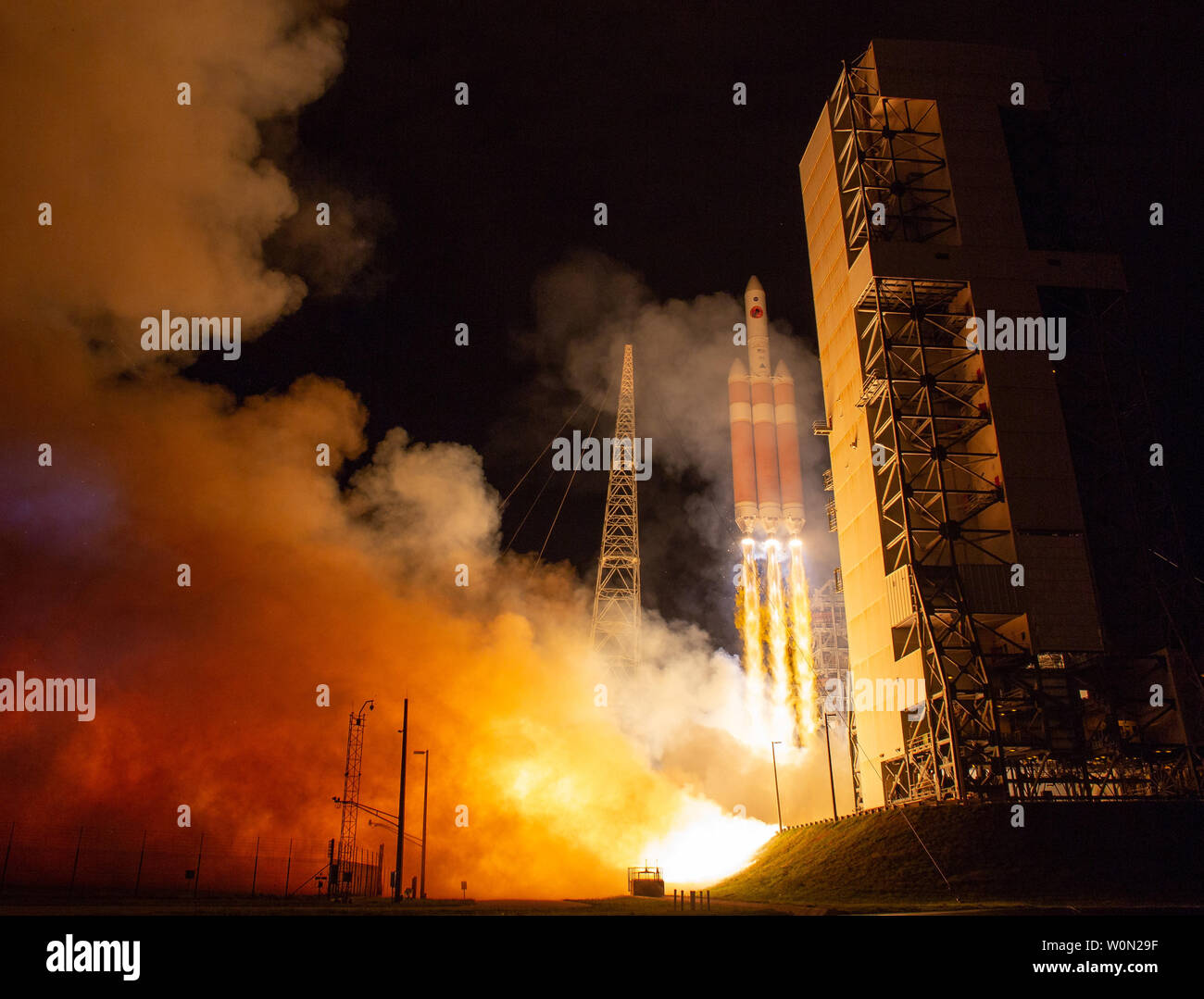 La United Launch Alliance Delta IV pesanti lanci di razzi di NASA Parker sonda solare a toccare il sole, il 12 agosto 2018, dal complesso di lancio 37 alla Cape Canaveral Air Force Station, Florida. Parker sonda solare è umanità del primo missione in una parte del Sun di atmosfera denominata corona. Qui sarà esplorare direttamente i processi solari che sono la chiave per la comprensione e la previsione di spazio eventi meteo che possono influenzare la vita sulla terra. Foto NASA da Bill Ingalls/UPI Foto Stock