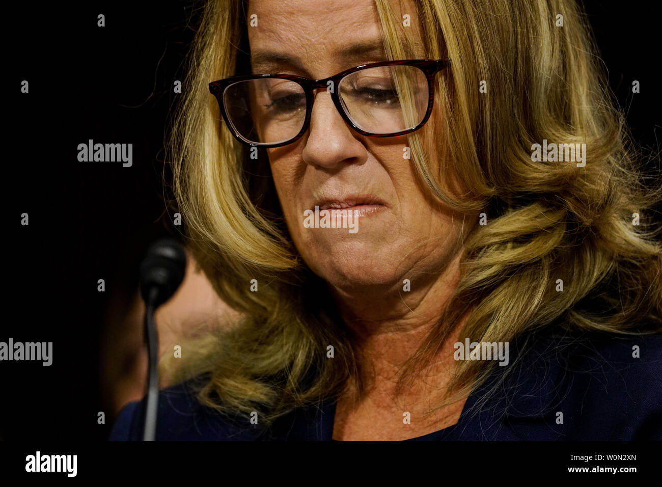 Christine Blasey Ford testimonia davanti alla commissione giudiziaria del Senato in Senato Dirksen Edificio per uffici a Capitol Hill Settembre 27, 2018 a Washington, DC. Un professore a Palo Alto università e ricerca un psicologo presso la Stanford University School of Medicine, Ford ha accusato la Corte suprema il giudice designato Brett Kavanaugh di aver molestato sessualmente il suo durante una festa nel 1982 quando erano studenti di scuola superiore nella periferia del Maryland. Foto di Melina Mara/UPI Foto Stock