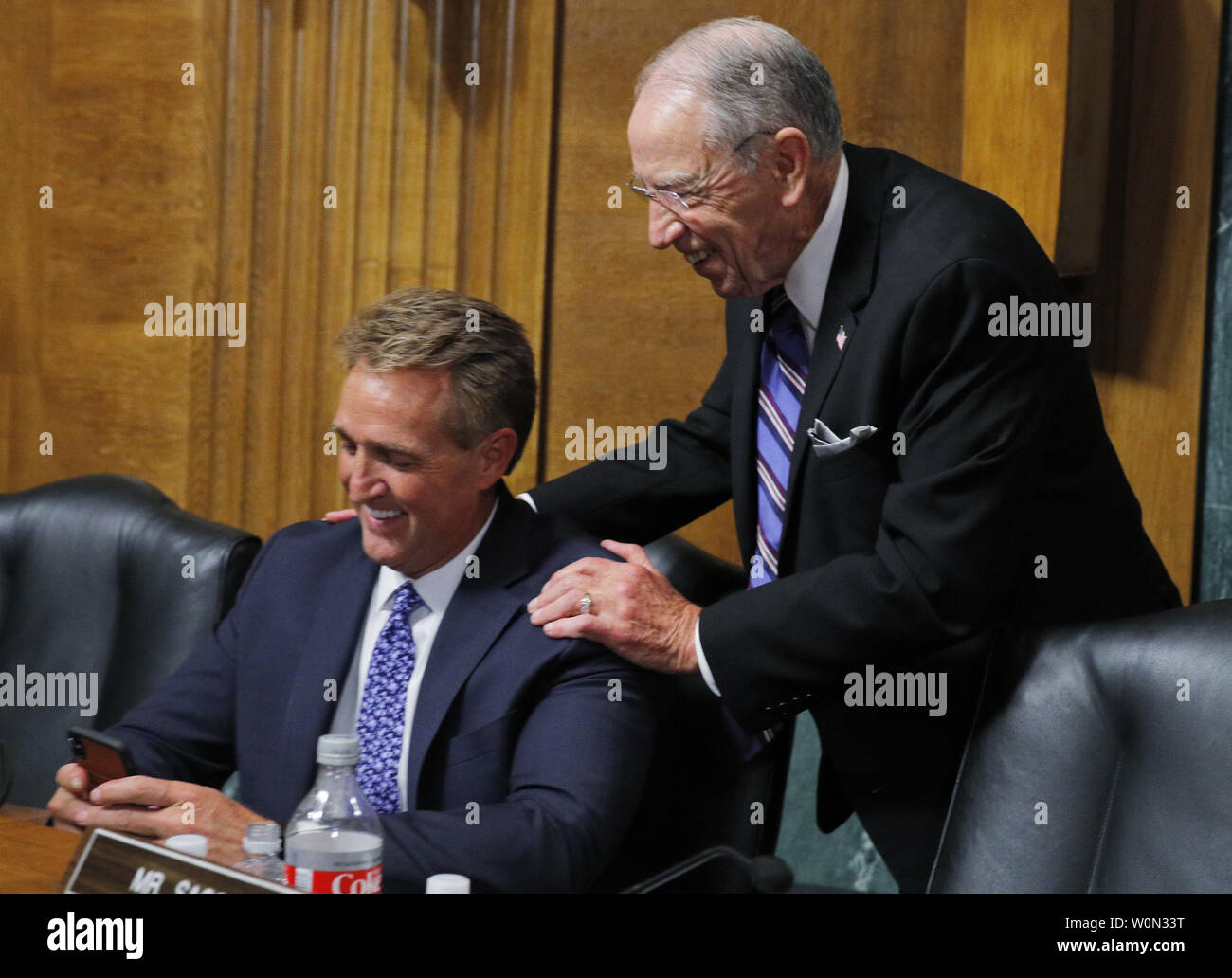 Potere Giudiziario del senato Presidente Chuck Grassley (R-IA) parla con il senatore Jeff Flake (R-AZ) durante una pausa in un Senato Comitato Giudiziario audizione di conferma per gli Stati Uniti La Corte suprema nominee Brett Kavanaugh sul Campidoglio di Washington, Stati Uniti, 27 settembre 2018. Foto di Jim Bourg/UPI Foto Stock