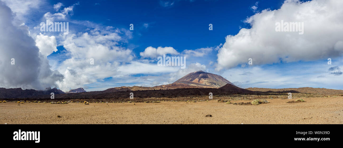 Ampio panorama del Monte Teide e il Parco Nazionale di Tenerife, Isole Canarie, con belle nuvole e cielo blu. Patrimonio mondiale dell UNESCO Foto Stock