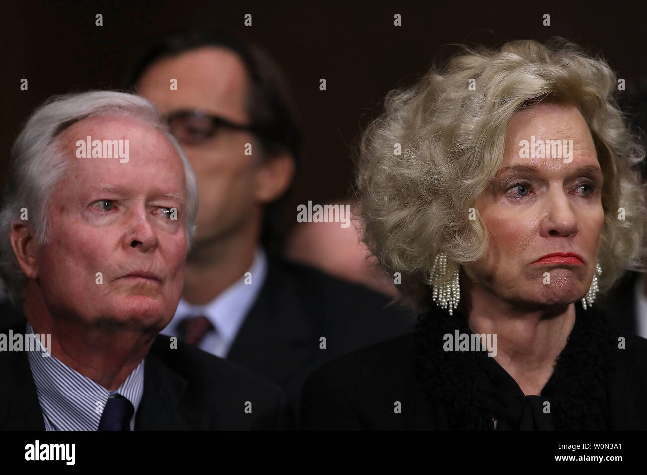 Giudice Brett Kavanaugh genitori, Everett e Martha Kavanaugh, ascoltare il loro figlio testimoniare davanti alla commissione giudiziaria del Senato durante la sua Corte Suprema conferma audizione al Senato Dirksen Edificio per uffici a Capitol Hill Settembre 27, 2018 a Washington, DC. Kavanaugh è stato chiamato a testimoniare circa rivendicazioni da Christine Blasey Ford, che ha accusato di aver molestato sessualmente il suo durante una festa nel 1982 quando erano studenti di scuola superiore nella periferia del Maryland. Foto di vittoria McNamee/UPI Foto Stock