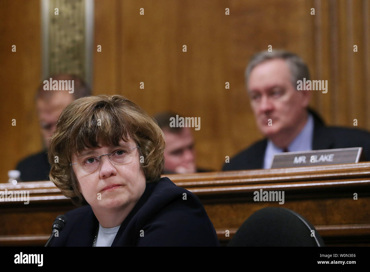 Rachel Mitchell, il capo delle Vittime speciali divisione della contea di Maricopa attorneyÕs ufficio in Arizona, si prepara a questione Christine Blasey Ford a nome dei deputati repubblicano del senato Comitato Giudiziario del senato Dirksen Edificio per uffici a Capitol Hill Settembre 27, 2018 a Washington, DC. Un professore a Palo Alto università e ricerca un psicologo presso la Stanford University School of Medicine, Ford ha accusato la Corte suprema il giudice designato Brett Kavanaugh di aver molestato sessualmente il suo durante una festa nel 1982 quando erano studenti di scuola superiore nella periferia del Maryland. Phot Foto Stock