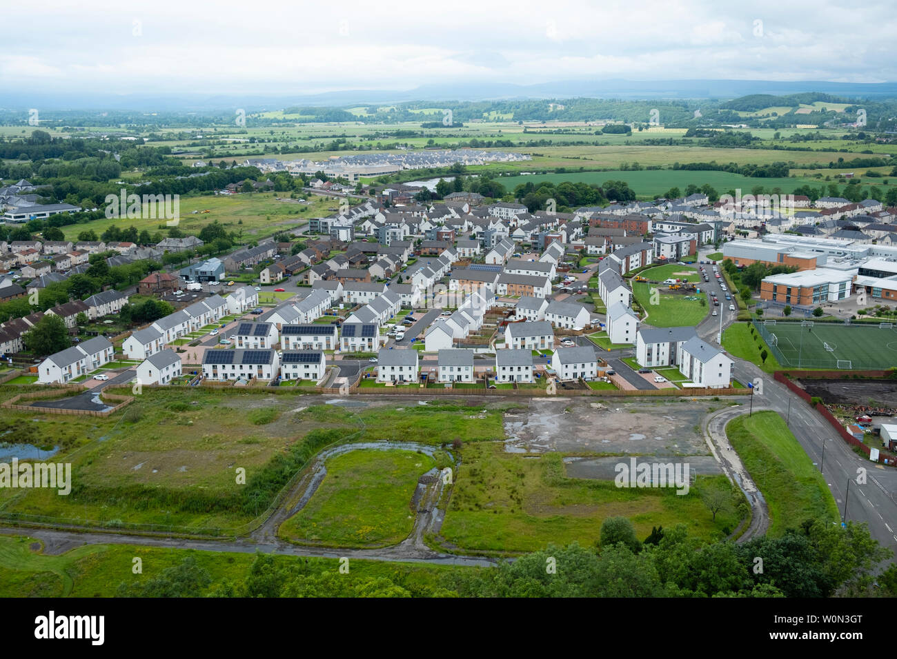 Vista in elevazione di nuove case in Raploch distretto di Stirling mostra una scatola nuova e sito di ex case, Scotland, Regno Unito Foto Stock