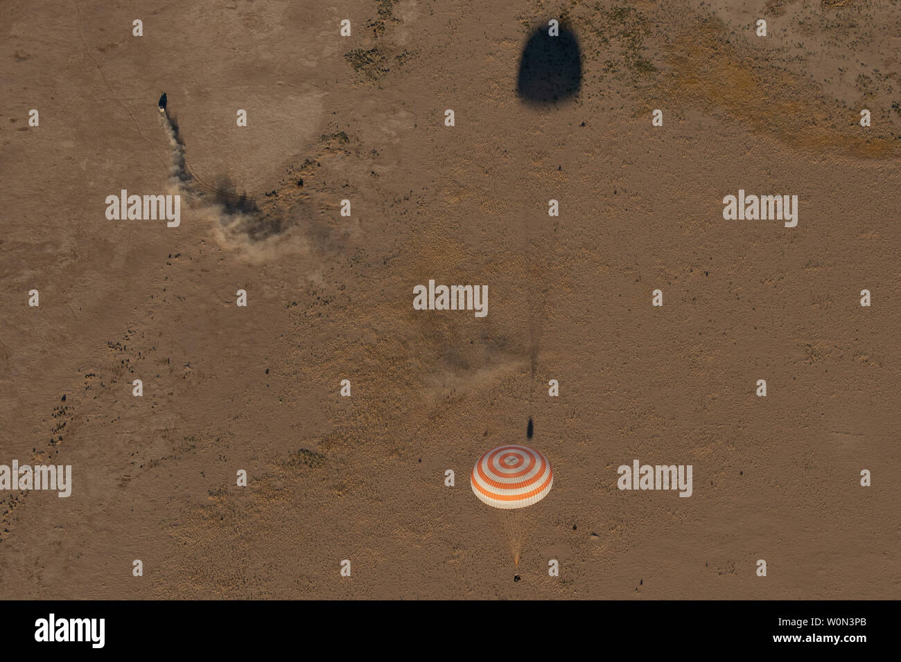 Il Soyuz MS-08 lander è visto come si atterra con spedizione 56 comandante Drew Feustel e tecnico di volo Ricky Arnold della NASA, insieme con il Tecnico di volo e comandante Soyuz Oleg Artemyev di Roscosmos vicino alla città di Zhezkazgan, Kazakistan il 4 ottobre 2018. Feustel, Arnold e Artemyev stanno ritornando dopo 197 giorni in uno spazio in cui essi sono serviti come membri della spedizione 55 e 56 equipaggi a bordo della Stazione Spaziale Internazionale. Foto NASA da Bill Ingalls/UPI Foto Stock