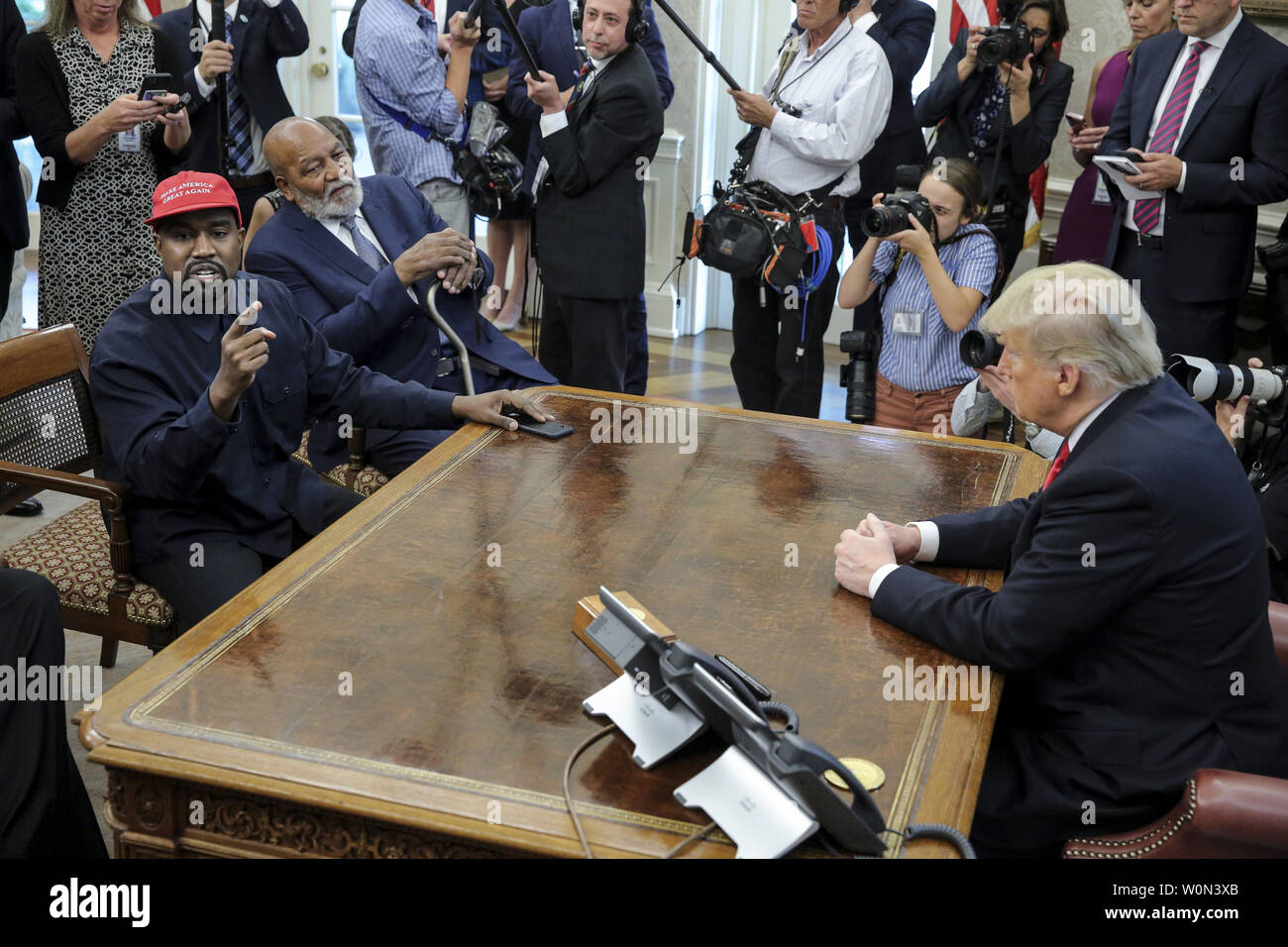 Kanye West parla durante una riunione in ufficio ovale con il presidente Donald Trump alla Casa Bianca il 11 ottobre 2018 a Washington, DC. Trump più tardi firma la musica Modernization Act che protegge i diritti d'autore nell'era digitale, a Washington, DC. Molti musicisti di tutti i generi a cui hanno partecipato le cerimonie per il bi-partigiano di una legislazione che era altamente prevedibile nell'industria musicale. Foto di Oliver Contreras/UPI Foto Stock