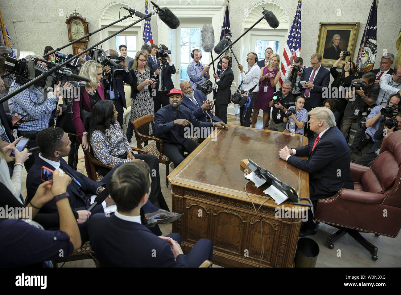 Kanye West, centro parla durante un incontro con il presidente Donald Trump nell'ufficio Ovale della Casa Bianca su ottobre 11, 2018 a Washington, DC. Molti musicisti di tutti i generi a cui hanno partecipato le cerimonie per il bi-partigiano di una legislazione che era altamente prevedibile nell'industria musicale. Foto di Oliver Contreras/UPI Foto Stock