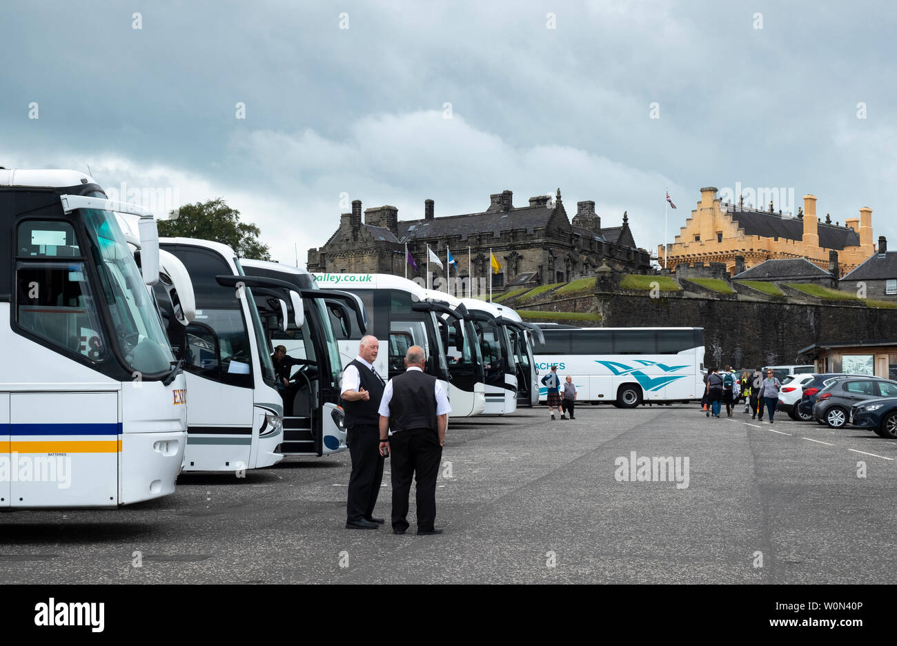 Fila di pullman turistici nel parcheggio presso il Castello di Stirling in Scozia, Regno Unito Foto Stock
