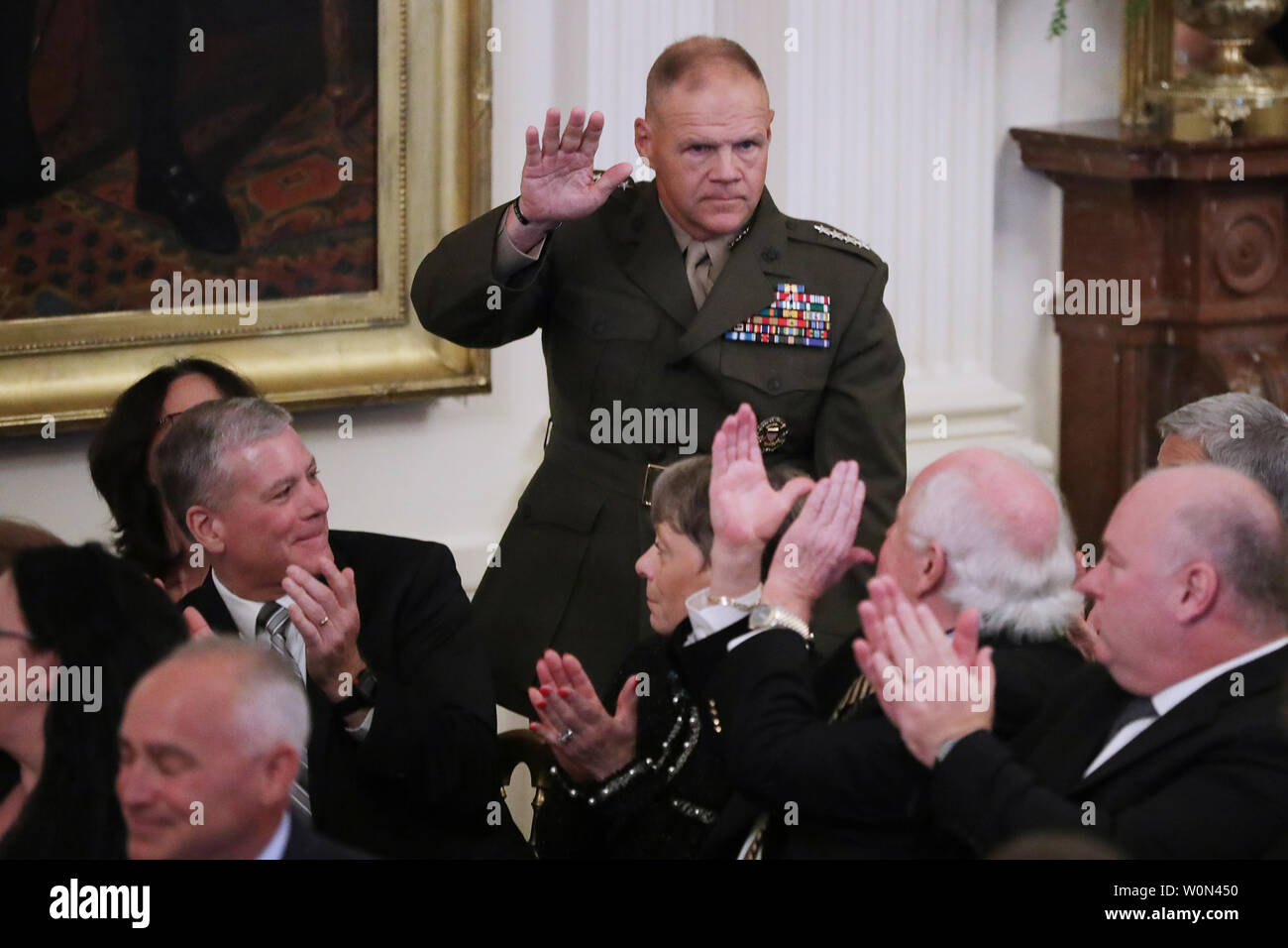 Il comandante del Marine Corps gen. Robert Neller è riconosciuta durante un evento commemorativo del trentacinquesimo anniversario dell attacco alla caserma di Beirut in Oriente stanza della casa bianca Ottobre 25, 2018 a Washington, DC. Il 23 ottobre 1983 due camion bomba ha colpito i fabbricati di stabulazione forza multinazionale in Libano (MNF) i caschi blu, uccidendo 241 negli Stati Uniti e 58 soldati francesi e 6 civili. Foto di Chip Somodevilla/UPI Foto Stock