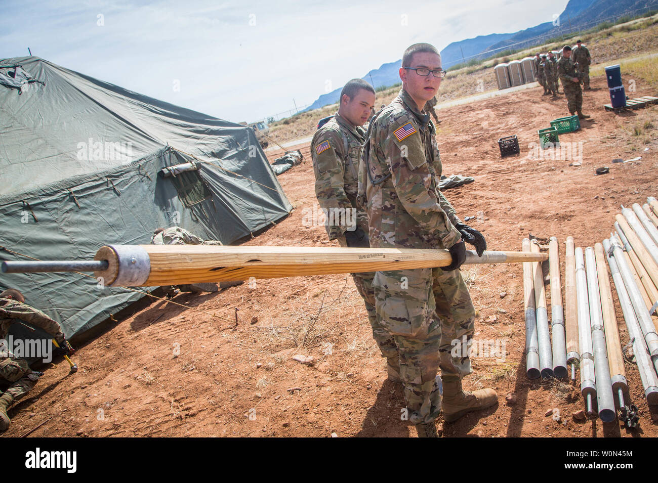 Stati Uniti Soldato dell'esercito, assegnato alla 309th Intelligenza militare battaglione, prende un palo che aiuterà il setup di tende che stanno costruendo, sulla Fort Huachuca, Arizona, il 1 novembre 2018. Egli stava facendo questo per costruire un "tenda" della città che ospiterà numerosi soldati per funzionamento fedeli Patriot. Foto di Spc. Brandon migliori/STATI UNITI Esercito/UPI Foto Stock