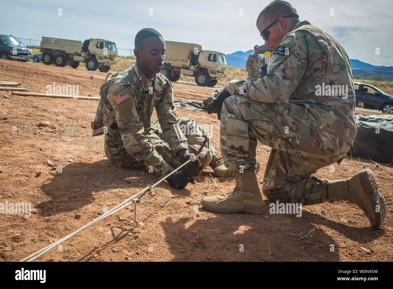 Stati Uniti I soldati dell esercito, assegnato alla 309th Intelligenza militare battaglione, martelli in un picchetto nel terreno, a Fort Huachuca, Arizona, il 1 novembre 2018. Egli stava facendo questo per costruire un "tenda" della città che ospiterà numerosi soldati per funzionamento fedeli Patriot. Foto di Spc. Brandon migliori/STATI UNITI Esercito/UPI Foto Stock