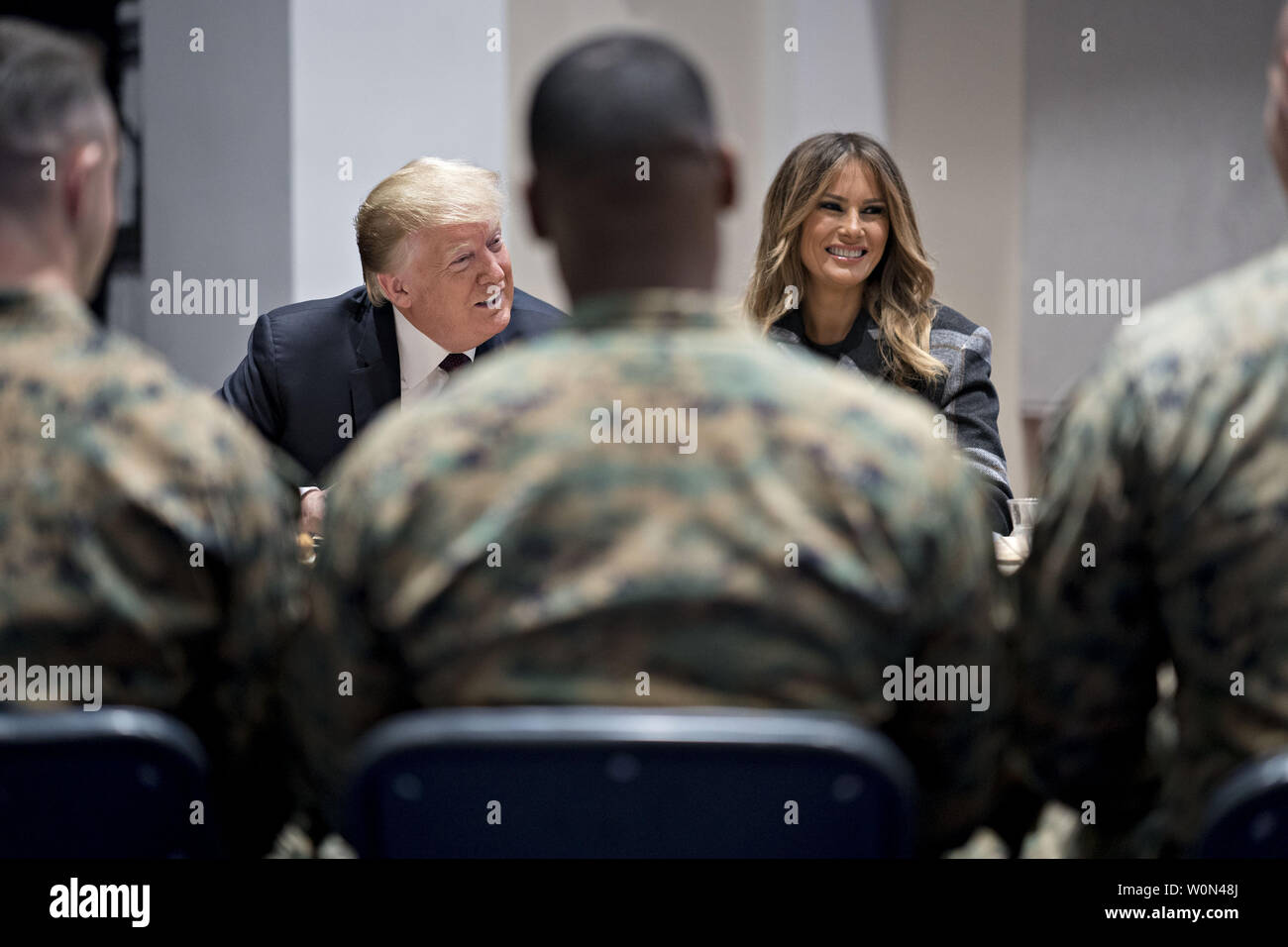 Stati Uniti Presidente Donald Trump, sinistra, e la First Lady Melania Trump ascoltare mentre si parla di Marines a caserma marini a Washington D.C., U.S, giovedì, 15 novembre 2018. Presidente Trump e la First Lady sono incontro con Marines che hanno risposto a un edificio incendio presso la Arthur Capper pubblico complesso di alloggiamento il 9 settembre 2018. Foto di Andrea Harrer/UPI Foto Stock