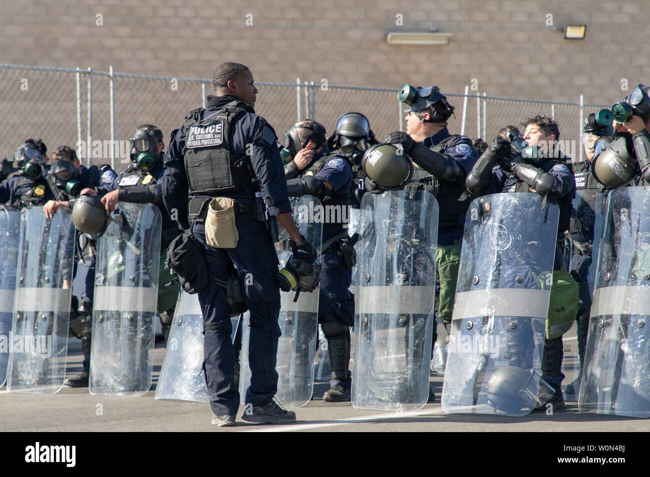 Stati Uniti Delle dogane e della protezione delle frontiere (CBP) agenti insieme con il Dipartimento della Difesa USA (DOD) personale fissano il San Ysidro porto di entrata il 25 novembre 2018, contro i tentativi di entrare illegalmente negli Stati Uniti dal Messico. Foto di Mani Albrecht/ U.S. Delle dogane e della protezione delle frontiere/UPI Foto Stock