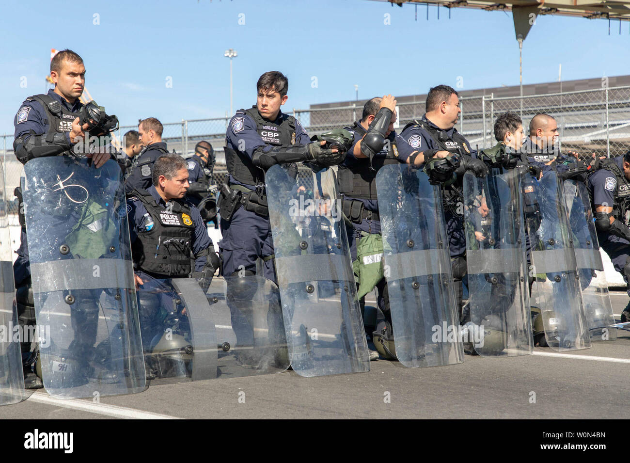 Stati Uniti Delle dogane e della protezione delle frontiere (CBP) agenti insieme con il Dipartimento della Difesa USA (DOD) personale fissano il San Ysidro porto di entrata il 25 novembre 2018, contro i tentativi di entrare illegalmente negli Stati Uniti dal Messico. Foto di Mani Albrecht/ U.S. Delle dogane e della protezione delle frontiere/UPI Foto Stock