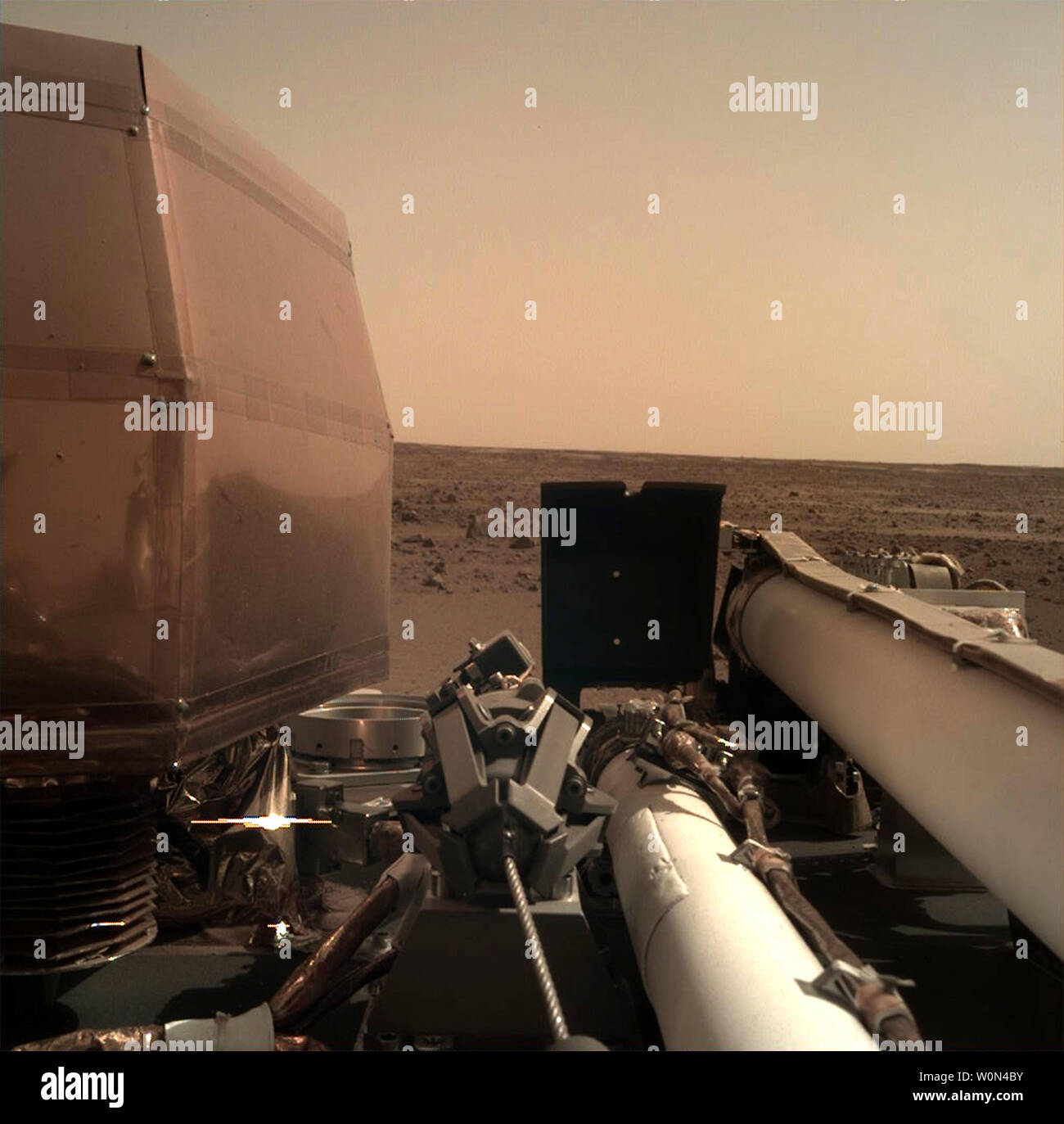 NASA InSight Mars Lander acquisito questa immagine usando il suo braccio robotico-montato, strumento Fotocamera di distribuzione (IDC). Questa immagine è stata acquisita il 26 novembre 2018, Sol 0 dove il locale tempo solare medio per le esposizioni di immagine era 14:04:35. Ogni immagine di IDC ha un campo di vista di 45 x 45 gradi. La NASA/UPI Foto Stock