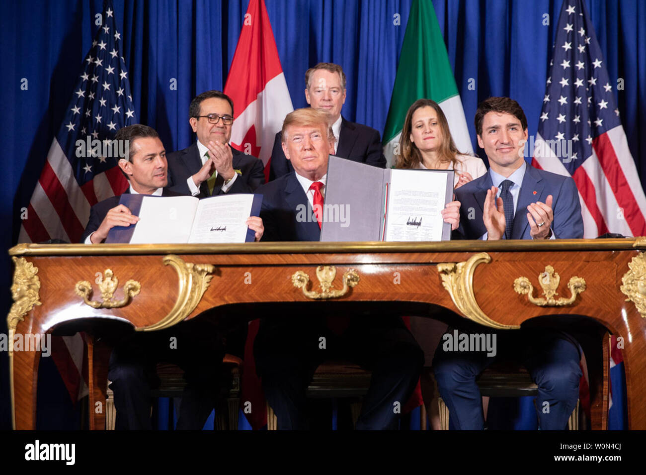 Presidente Trump è unita mediante il presidente messicano Enrique Peña Nieto e il primo ministro canadese Justin Trudeau al USMCA cerimonia di firma il 30 novembre 2018 a Buenos Aires, Argentina. Il trio ha firmato un nuovo accordo per sostituire il 1994 Accordo nordamericano di libero scambio al vertice G20 in Argentina. Foto di Shealah Central Plaza Hotel/White House/UPI Foto Stock