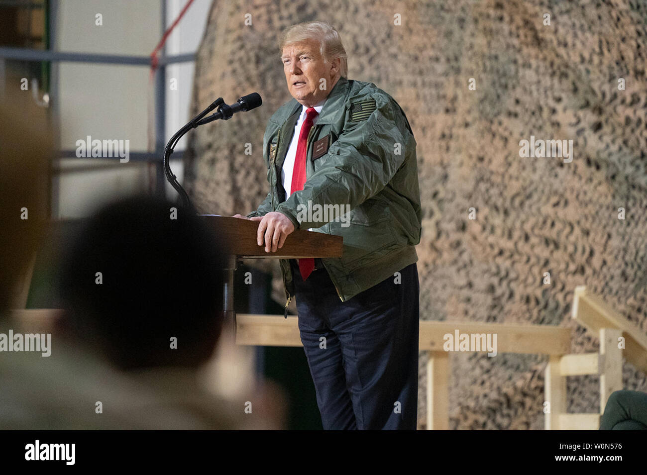 Presidente Trump, uniti da First Lady Melania Trump, affronta il suo commento alle truppe degli Stati Uniti il 26 dicembre 2018, all'Al-Asad Airbase in Iraq. Foto di Shealah Central Plaza Hotel/White House/UPI Foto Stock