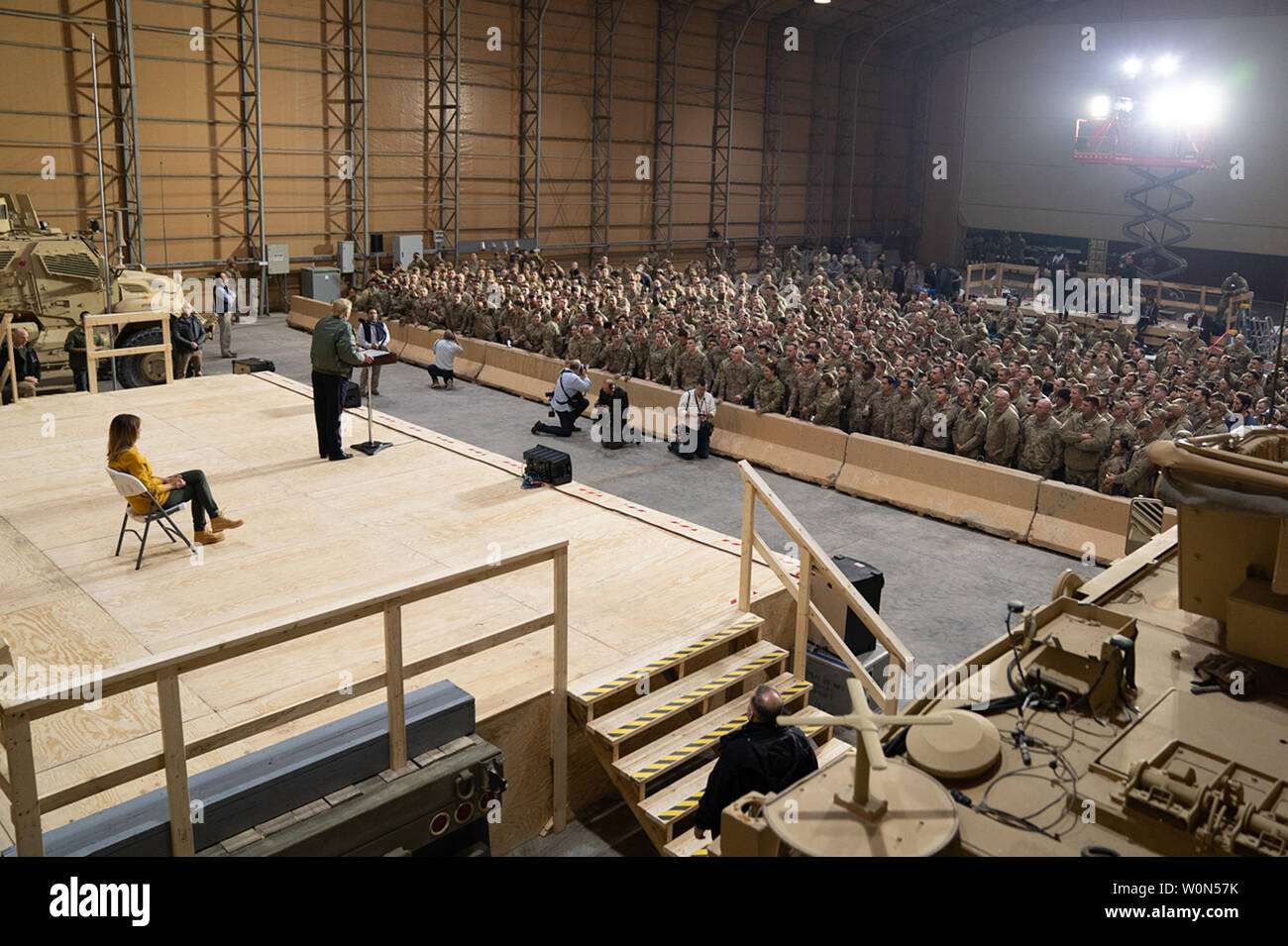 Presidente Trump, uniti da First Lady Melania Trump, affronta il suo commento alle truppe degli Stati Uniti il 26 dicembre 2018, all'Al-Asad Airbase in Iraq. Foto di Shealah Central Plaza Hotel/White House/UPI Foto Stock