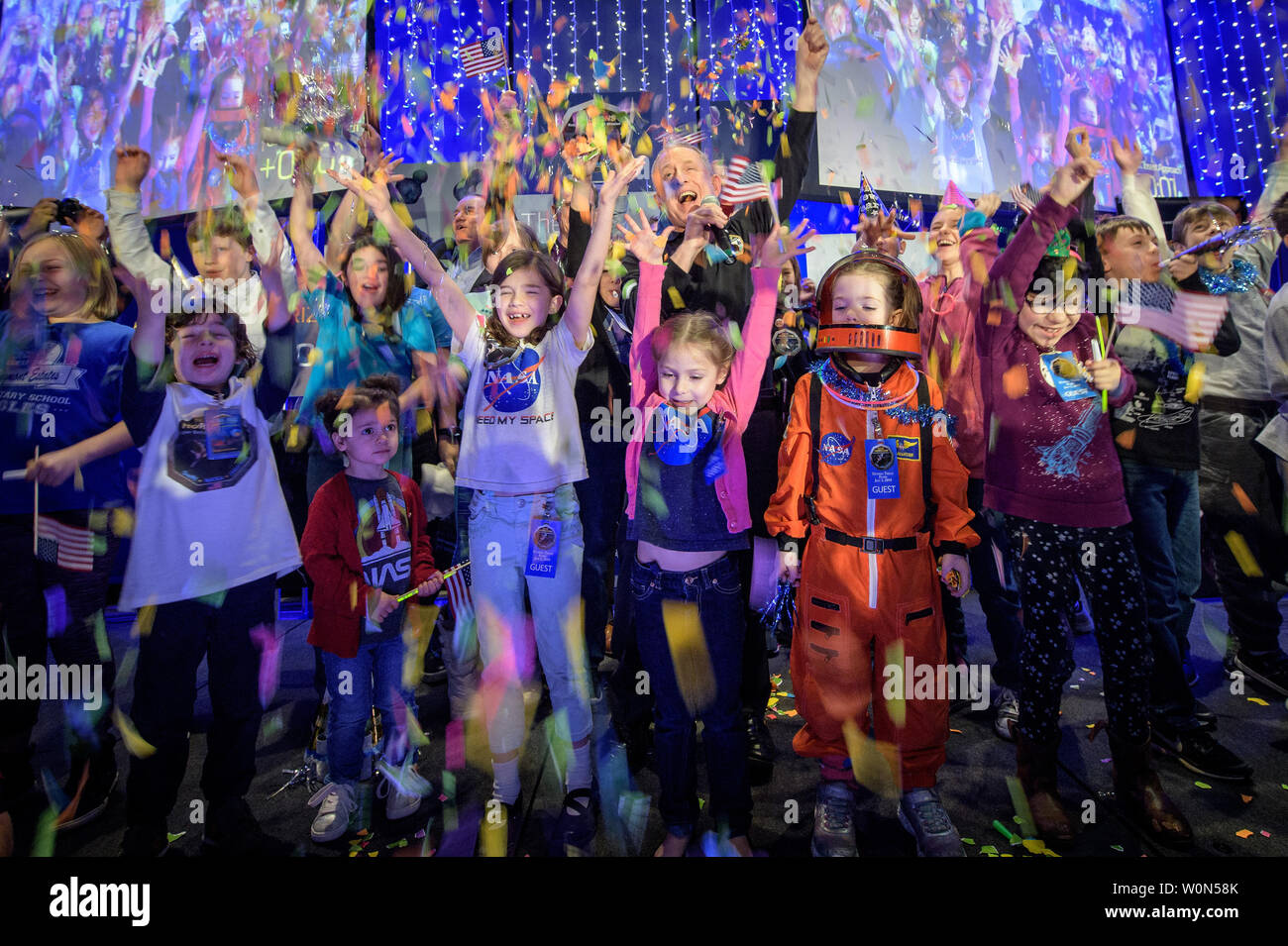 Nuovi orizzonti principal investigator Alan Stern del Southwest Research Institute (SwRI), Boulder, Colorado, Centro celebra con la scuola dei bambini nel momento in cui il veicolo spaziale è stata prevista per raggiungere il suo approccio più vicino a Kuiper Belt object ultima Thule, il 1 gennaio 2019 alla Johns Hopkins University Applied Physics Laboratory (APL) in alloro, Maryland. Foto NASA da Bill Ingalls/UPI Foto Stock