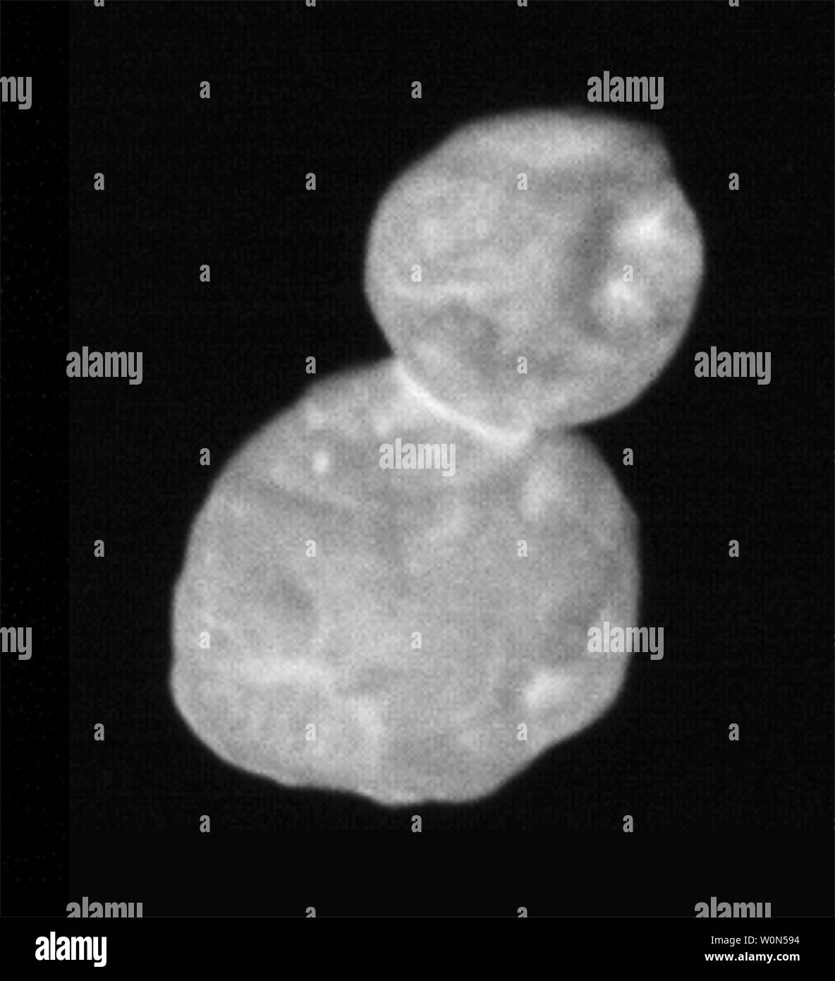 Questa immagine presa dalla ricognizione Long-Range Imager (LORRI) è il più dettagliato di ultima Thule restituito finora dai nuovi orizzonti navicelle spaziali. È stata presa a 5:01 UTC del 1 gennaio 2019, a soli 30 minuti prima di approccio più vicino da una gamma di 18.000 miglia (28.000 chilometri), con una scala originale di 459 piedi (140 metri) per pixel. Foto di NASA/Johns Hopkins University Applied Physics Laboratory/Southwest Research Institute/UPI Foto Stock