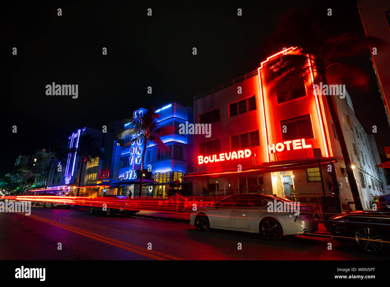 Vista notturna di Street Ocean Drive, edificio Art Deco. Colonia e Boulevard Hotel. Foto Stock