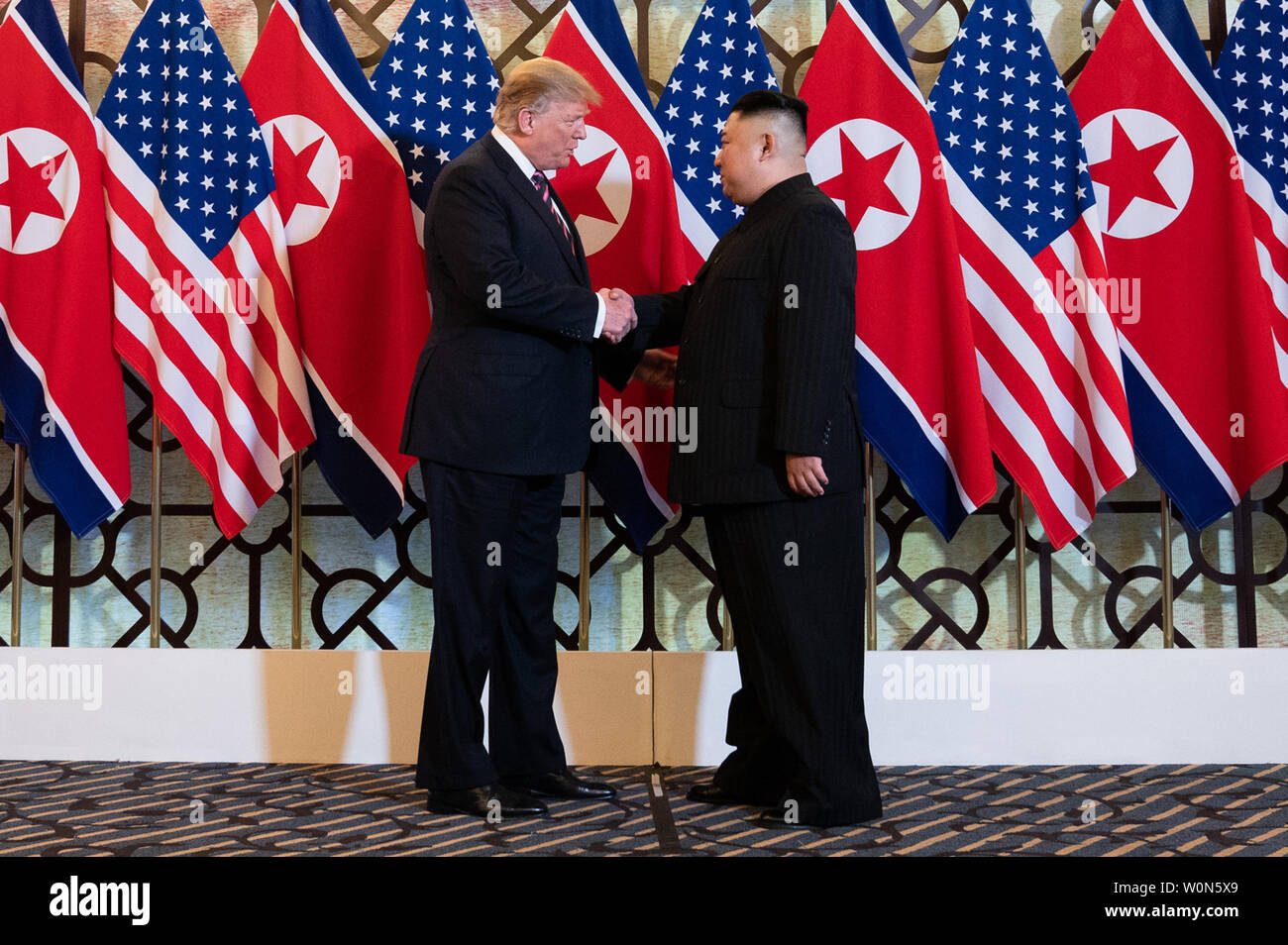 Presidente Trump è accolto da Kim Jong Onu, Presidente del membro commissione degli affari esteri della Repubblica Popolare Democratica di Corea, il 27 febbraio 2019, presso il Sofitel Legend Metropole hotel di Hanoi, per la loro seconda riunione al vertice. White House Foto di Shealah Central Plaza Hotel/UPI Foto Stock