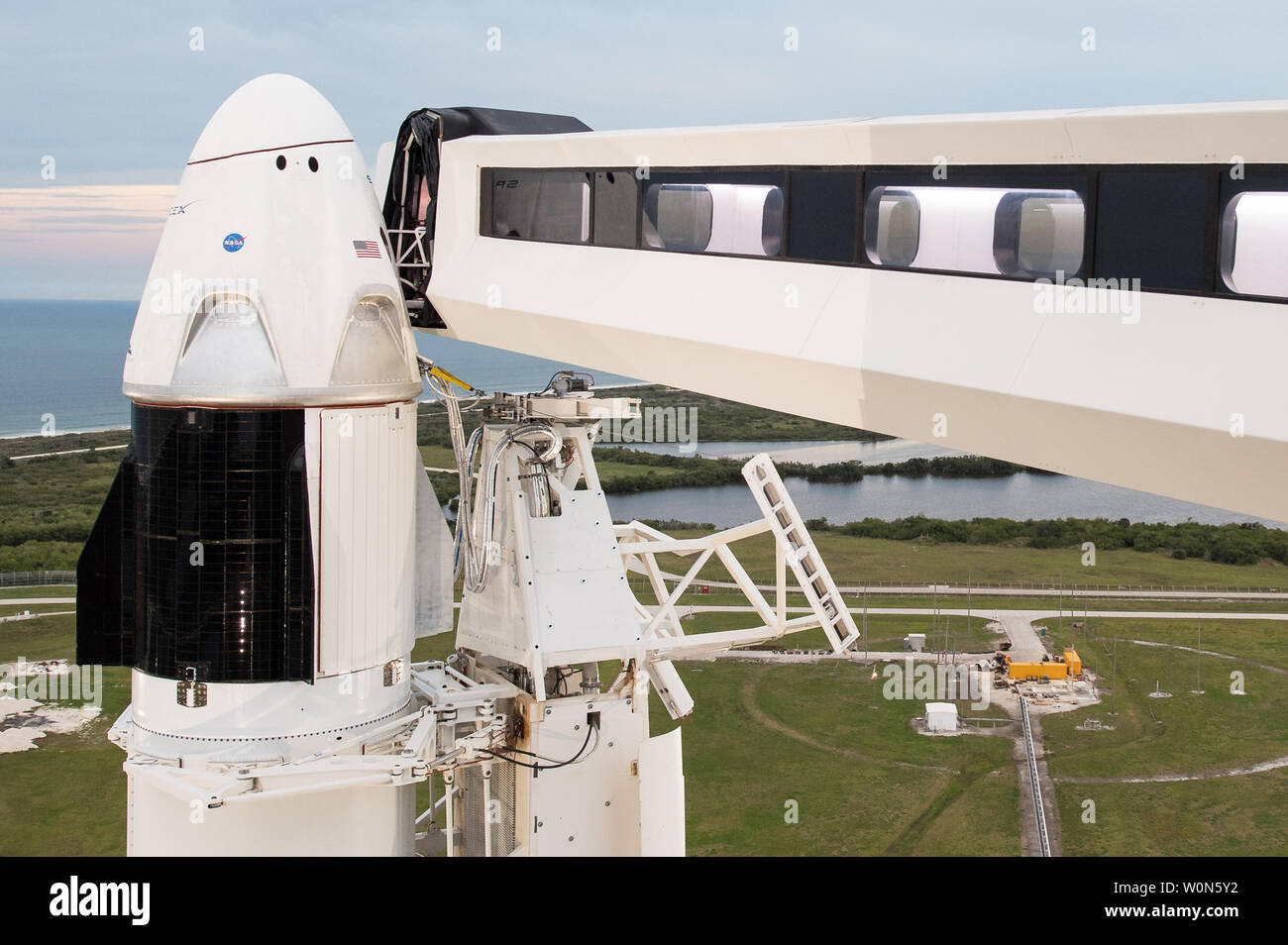 L'equipaggio SpaceX Dragon lander è visto in cima alla società del Falcon 9 razzo sulla rampa di lancio di complessi di lancio 39A prima della domenica mattina presto il lancio della Demo-1 missione, il 1 marzo 2019, presso il Kennedy Space Center in Florida. La Demo-1 lanciata la missione a 2:49am et sabato 2 marzo ed è stato il primo lancio di un commercialmente costruiti e gestiti navetta spaziale americana e lo spazio di sistema progettato per gli esseri umani come parte della NASA commerciale del programma dell'equipaggio. La missione servirà come un test end-to-end della funzionalità del sistema. Foto NASA da Joel Kowsky/UPI Foto Stock