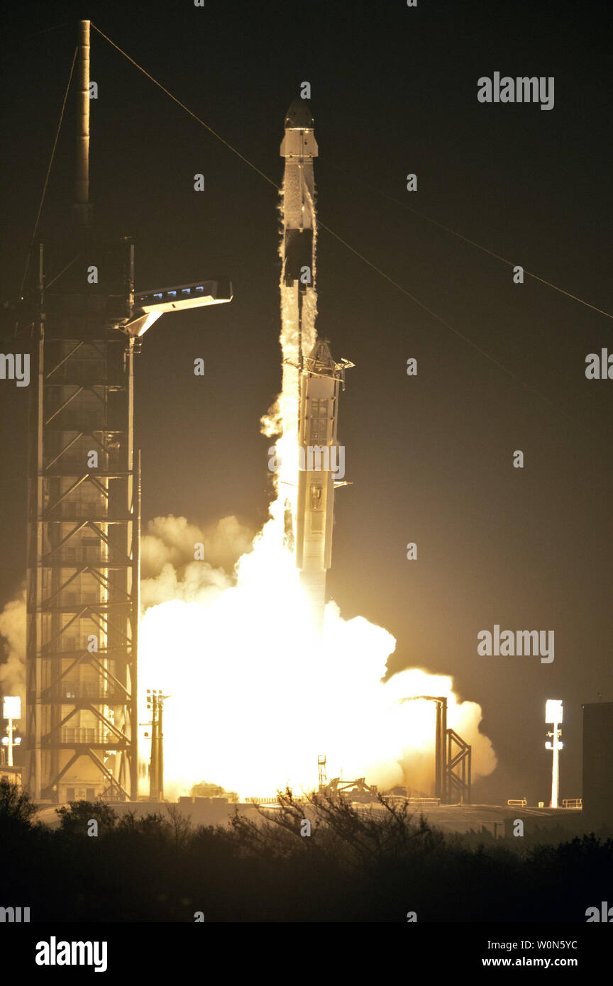 Un doppio stadio di SpaceX Falcon 9 impianti di risalita a razzo fuori dal complesso di lancio 39A in corrispondenza di NASA Kennedy Space Center in Florida per Demo-1, il primo uncrewed missione dell'agenzia commerciale del programma dell'equipaggio. Il decollo è stato di 2:49 del mattino, 2 marzo 2019. L'equipaggio SpaceX Dragon's viaggio per la Stazione Spaziale Internazionale è progettato per convalidare end-to-end per sistemi e funzionalità, che conduce alla certificazione di volare all'equipaggio. La NASA ha lavorato con SpaceX e Boeing per sviluppare le attività commerciali di equipaggio veicolo spaziale di programma per facilitare il nuovo volo spaziale umano systems lanciando dal suolo americano con l obiettivo di sicuro, affidabile e di costo-EF Foto Stock