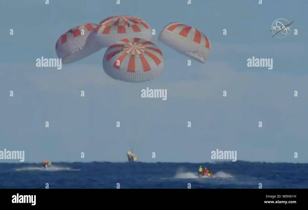 Completamento di un end-to-end uncrewed volo di prova, demo-1, SpaceX equipaggio del drago partì per la Stazione Spaziale Internazionale alle 2:32 del mattino EST Venerdì 8 Marzo, 2019, e spruzzato verso il basso a 8:45 a.m. nell'Oceano Atlantico circa duecento miglia nautiche al largo della costa della Florida come si vede in questa fotografia scattata dalla NASA TV. La NASA/UPI Foto Stock