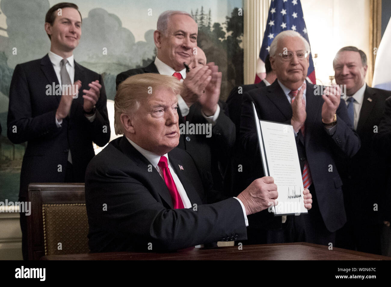 Presidente Donald Trump segni un ordine riconoscendo le alture del Golan come territorio israeliano, nella parte anteriore del Primo Ministro israeliano Benjamin Netanyahu indietro (C), la carriera diplomatica Sala di accoglienza della Casa Bianca di Washington il 25 marzo 2019. Anche nella foto è Senior Advisor del Presidente Jared Kushner (TORNA L), l'Ambasciatore degli Stati Uniti a Israele David Friedman (3-R) e il Segretario di Stato americano Mike Pompeo (2-R) e Vice Presidente USA Mike pence (R). Foto di Michael Reynolds/UPI Foto Stock