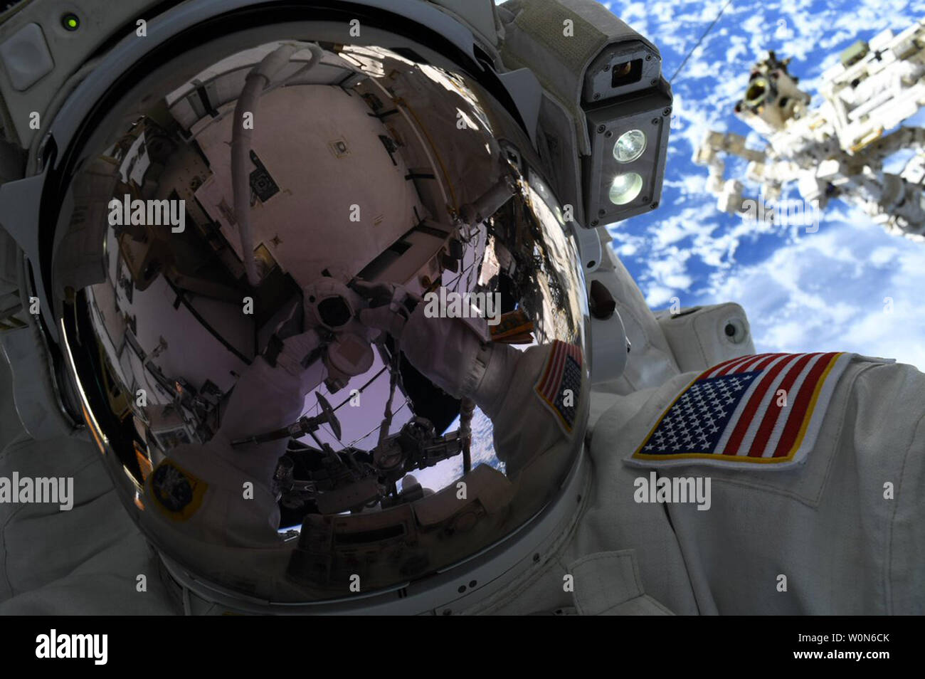 L'astronauta della NASA Nick Aia prende un selfie dopo il completamento del primo spacewalk della sua carriera il 22 marzo 2019. Lui e il compagno astronauta Anne McClain ha lavorato su una serie di aggiornamenti della batteria, sulla Stazione Spaziale Internazionale a dritta del traliccio. In un post di Facebook, ha scritto: "Grande grazie al team di massa verso il basso nel controllo della missione alla NASA Johnson Space Center, che ha supportato la Anne e io con la nostra prima #spacewalk venerdì. Essi sono quelli che davvero rendono possibile camminare tra le stelle!' NASA/UPI Foto Stock