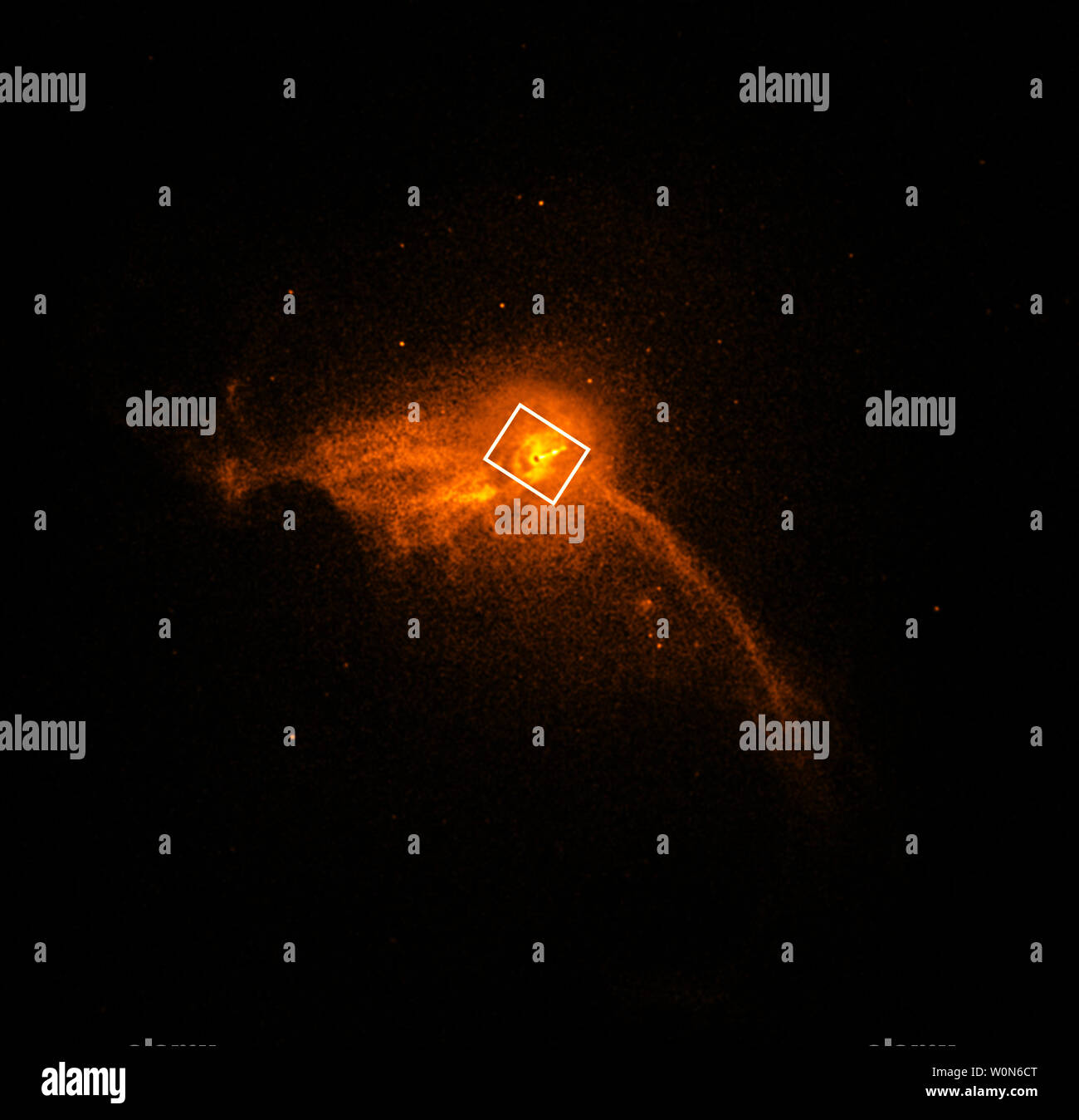 Gli scienziati hanno ottenuto la prima immagine di un buco nero, utilizzando Event Horizon Telescope osservazioni del centro della galassia M87. L'immagine, rilasciato il 10 aprile 2019, mostra un anello luminoso formato come curve di luce nella intensa gravità attorno ad un buco nero che è di 6,5 miliardi di volte più massiccia rispetto al sole. Questo a lungo cercato immagine fornisce la prova più forte alla data per la esistenza di buchi neri Supermassive e si apre una nuova finestra sullo studio dei buchi neri, il loro evento orizzonti e gravità. Per integrare le risultanze, la NASA ha rilasciato le proprie immagini, scattate usando il Chandra X-ray o Foto Stock