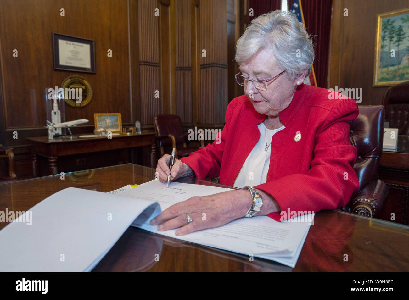 In questa foto di Alabama ufficio del governatore governatore Alabama Kay Ivey è raffigurato firma lo stato di vita umana Protection Act, HB314, che gli istituti a quasi completa divieto di aborto, in legge il 15 maggio 2019. Ivey ha ammesso che il progetto di legge potrebbe non essere applicabile a causa del 1973 Sentenza della Corte suprema sul Roe vs. Wade. UPI Foto Stock