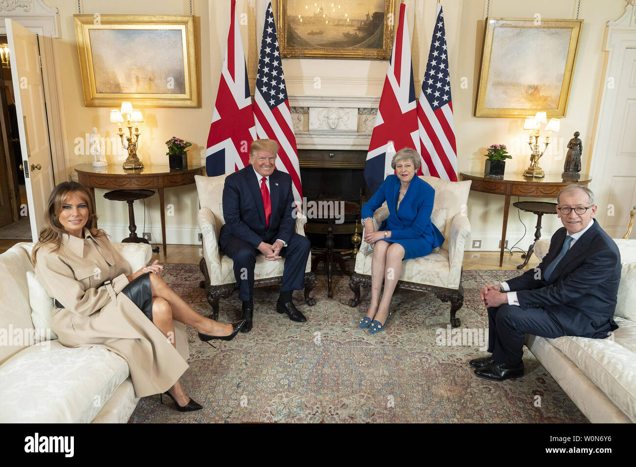 Presidente Trump, First Lady Melania Trump, Primo Ministro britannico Theresa Maggio e suo marito il Sig. Philip può rappresentare per una foto al n. 10 Downing Street il 4 giugno 2019, a Londra. White House Foto di Shealah Central Plaza Hotel/UPI Foto Stock