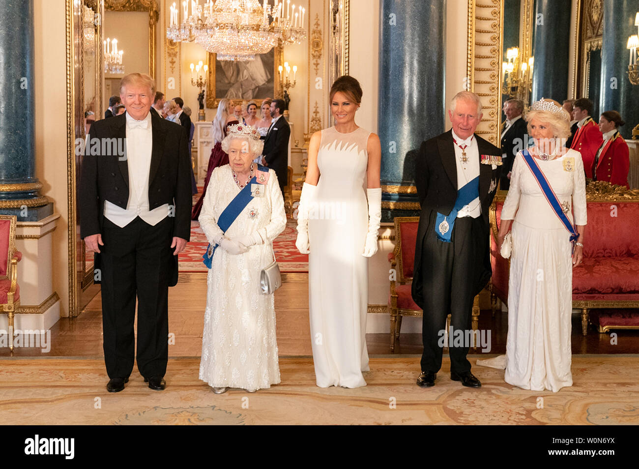 Presidente Trump e la First Lady Melania Trump posano per una foto con la Gran Bretagna è la Regina Elisabetta II, il Principe di Galles e la duchessa di Cornovaglia il 3 giugno 2019, prima di partecipare a un banchetto di stato a Buckingham Palace a Londra. White House Foto di Shealah Central Plaza Hotel/UPI Foto Stock