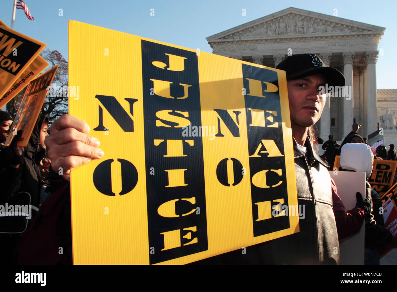 Un dimostranti marzo davanti alla Corte suprema di Washington, Dicembre. 4, 2006, come la corte ha sentito gli argomenti su azioni legali da parte dei genitori a Louisville e Seattle che sono impegnativi scuola piani di assegnazione che il fattore in uno studente di gara in uno sforzo per avere i singoli gruppi di popolazione scolastica approssimare il trucco razziale di tutto il sistema. Federale di ricorsi giudiziari hanno accolto entrambi i programmi. (UPI Photo/ Kamenko Pajic) Foto Stock