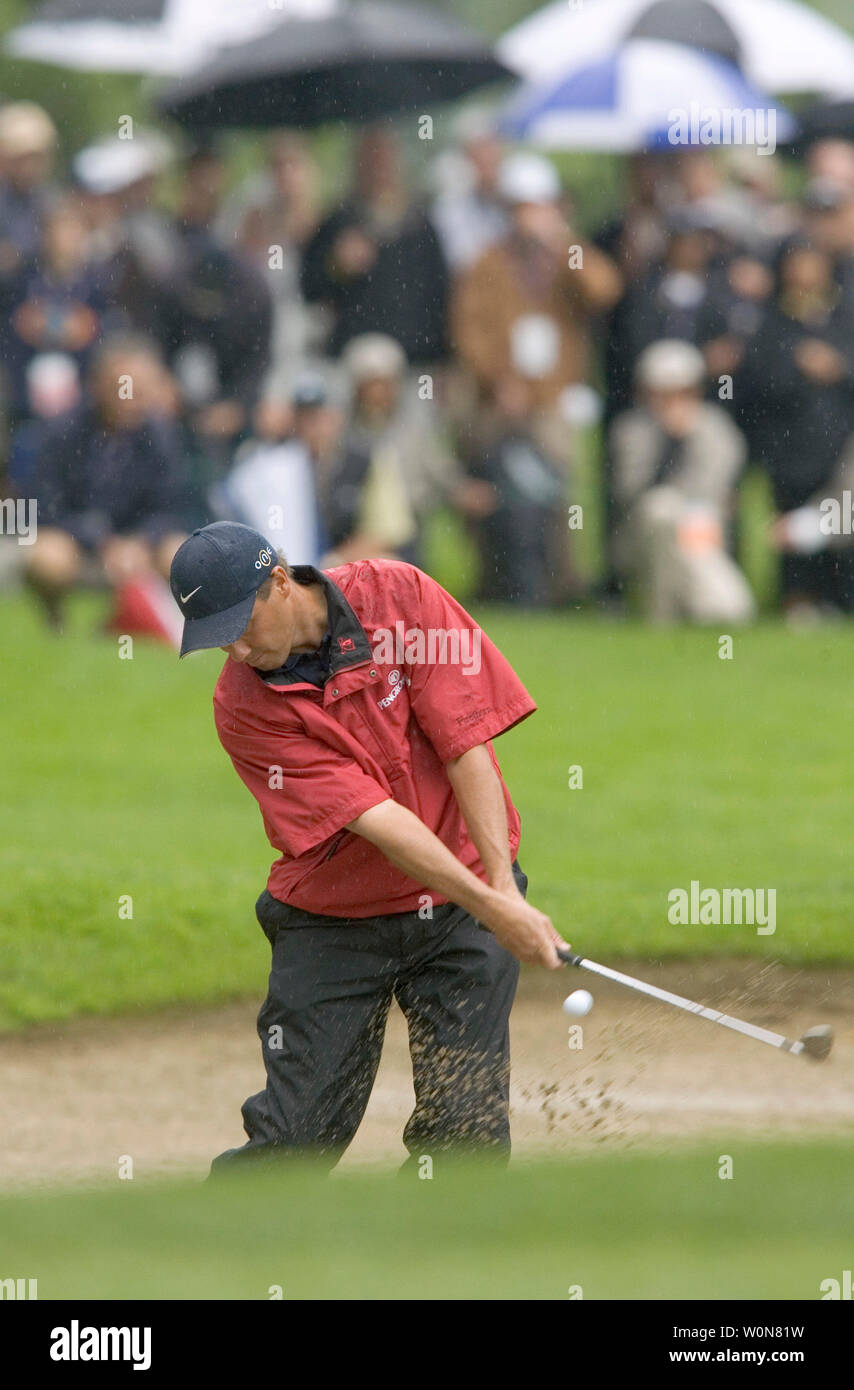 Giocando contro Vijay Singh, John Daly e Jack Nicklaus, Stephen Ames di Calgary scava una buca di sabbia sulla quattordicesima foro del back nove prima di vincere cinque bucce per un totale di $150.000,00 sul foro successivo, 5 luglio 2005, il secondo giorno del 2005 Telus pelli gioco a Whistler's Nicklaus a nord del campo da Golf. Ames vince la due giorni di torneo battendo Nicklaus' secondo miglior totale di $120,000.00. (UPI foto/Heinz Ruckemann) Foto Stock