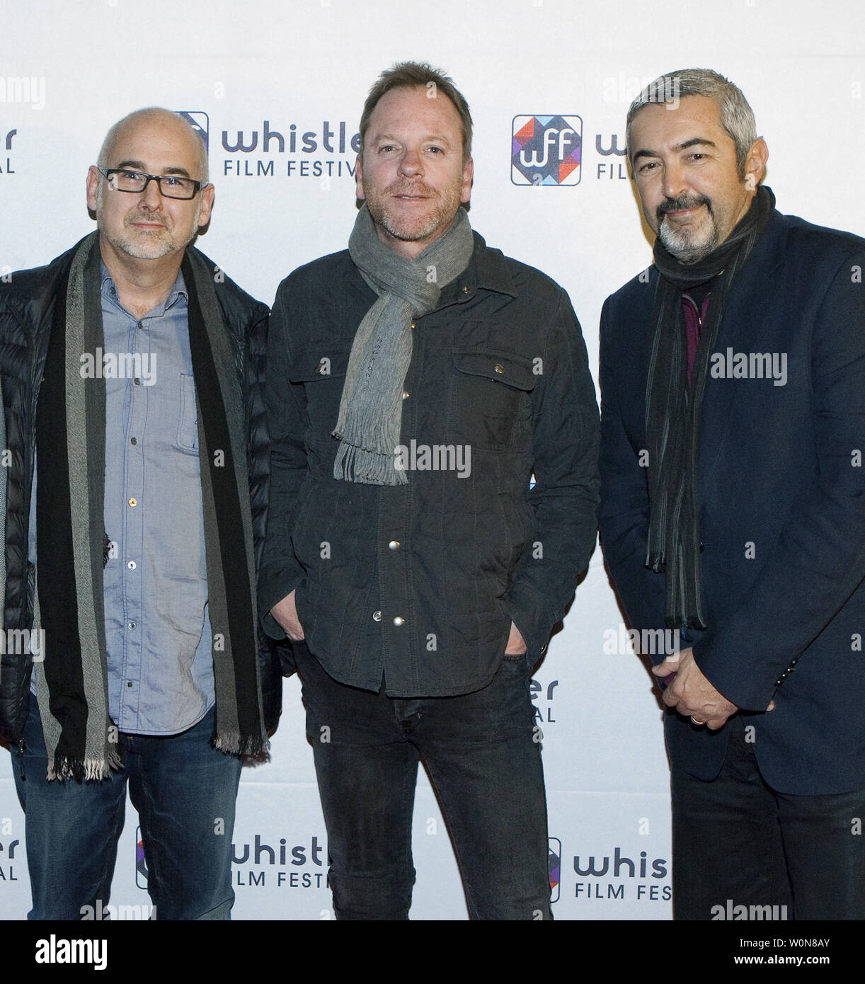 British-nati attore canadese, produttore e regista Kiefer Sutherland arriva sul tappeto rosso con il regista John Cassar (R) e uno dei produttori (L) per il Western Canadian premiere screening di "abbandonato" al 2015 Whistler Film Festival (WFF) in Whistler, British Columbia, 4 dicembre 2015. WFF che corre attraverso alla domenica sera. Foto di Heinz Ruckemann/UPI Foto Stock
