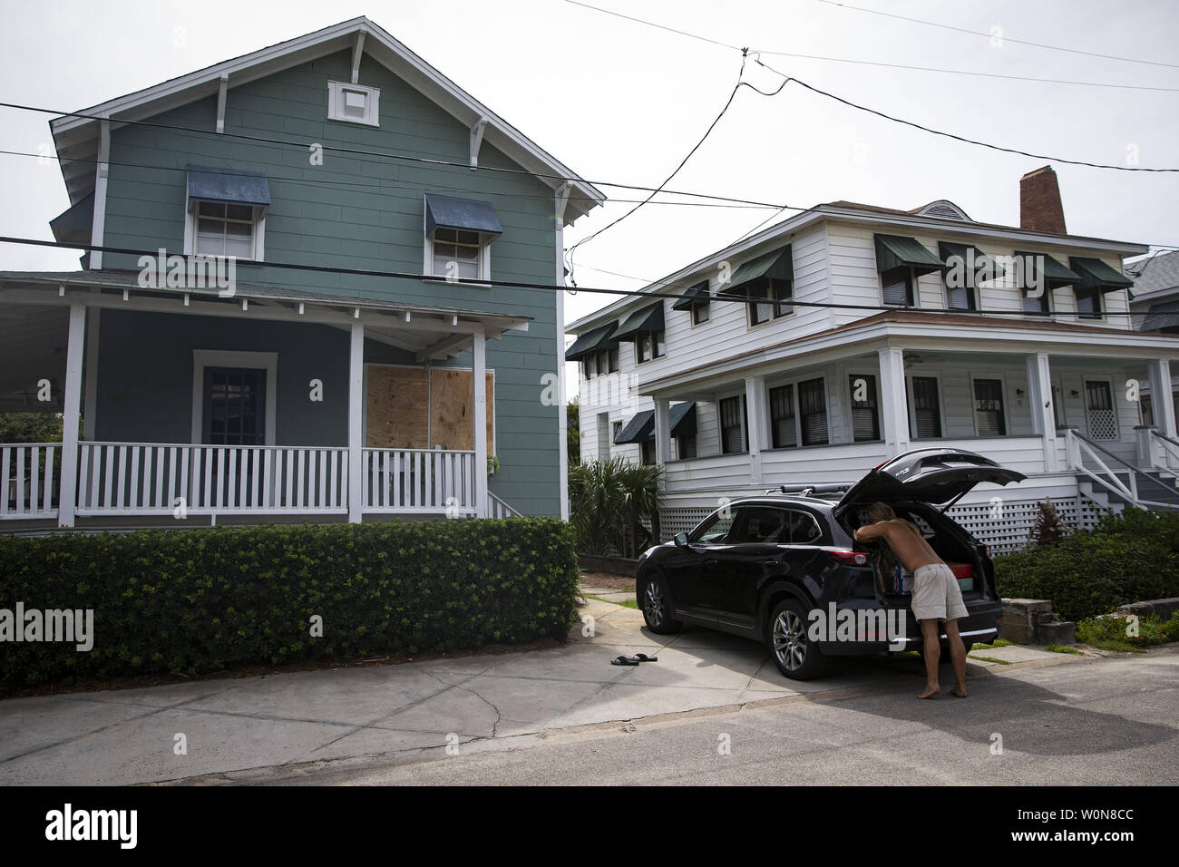 Un uomo carichi averi nella sua automobile prima di evacuazione in preparazione per l'uragano che si stava avvicinando Firenze, 12 settembre 2018 in Wrightsville Beach, Carolina del Nord. Firenze, una categoria 4 tempesta, si aspetta di colpire la costa tra il sud e il Nord Carolina e potrebbe essere la più forte tempesta sul record per la costa est degli Stati Uniti. Foto da Al Drago/UPI Foto Stock