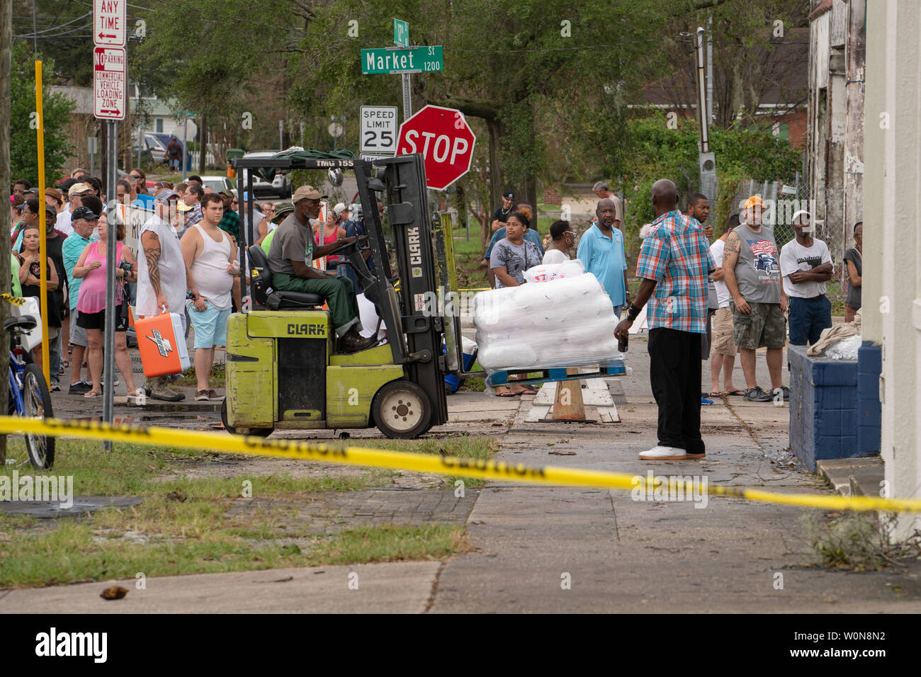 Un dipendente di Rose Ice & Coal Co. porta in un pallet di ghiaccio a stock seguenti uragano Florence, ora depressione tropicale Settembre 17, 2018 in Wilmington, Carolina del Nord. Firenze, continua a scaricare la pioggia su Carolina del Nord e del Sud e il Cape Fear River Valley e altri fiumi aumenterà la rottura registrare livelli di alluvione. Foto di Ken Cedeño/UPI Foto Stock