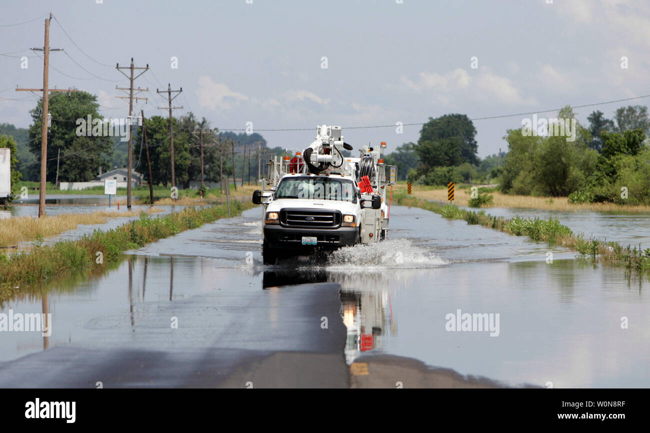 Il potere dei lavoratori della compagnia abbattere Missouri Rt. 79 appena prima che esso è stato tagliato dalle acque alluvionali al di fuori di Winfield, Missouri, 20 giugno 2008. (UPI foto/Mark Cowan) Foto Stock