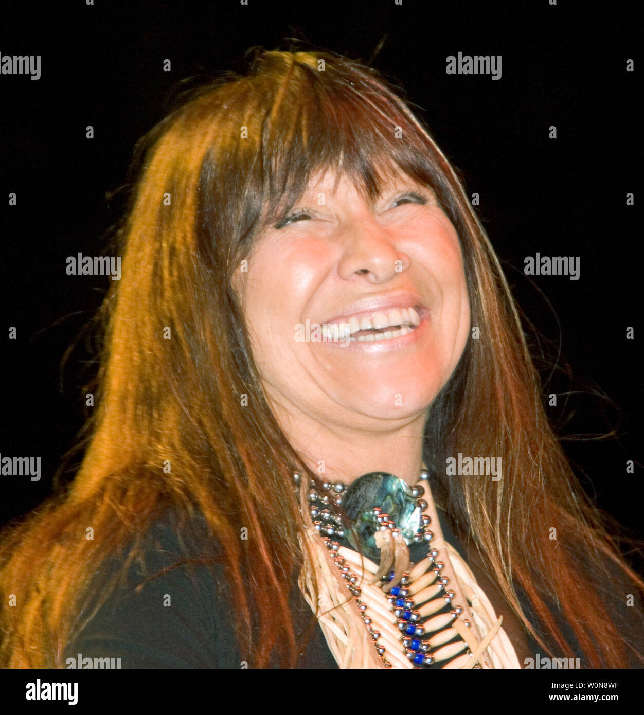 Buffy Sainte-Marie esegue presso i cantautori' Circle al Burton Cummings Theatre durante il 2005 Canadian Juno Music Awards in Winnipeg, 3 aprile 2005 (UPI foto / Heinz Ruckemann) Foto Stock