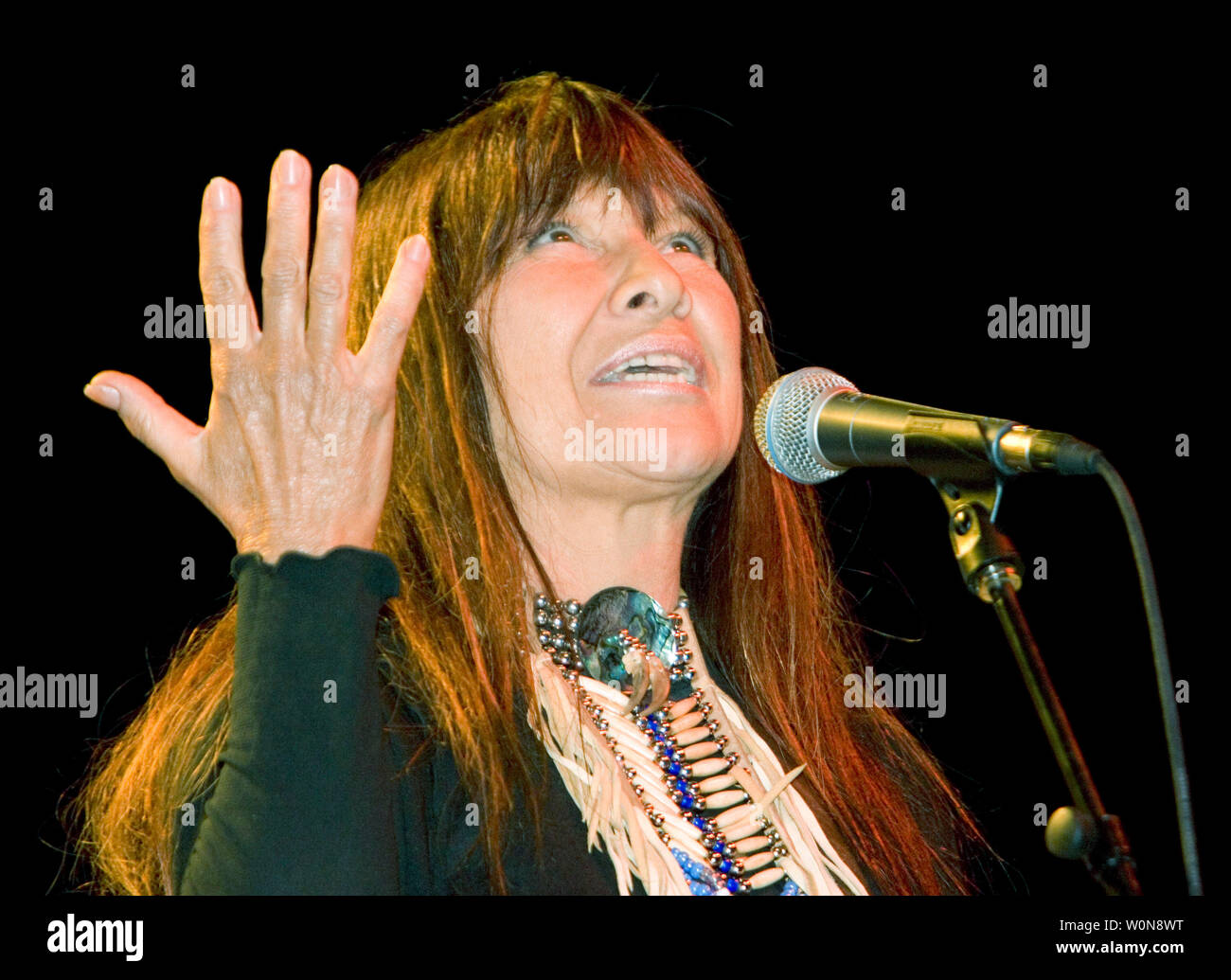 Buffy Sainte-Marie esegue in cantautori' Circle al Burton Cummings Theatre durante il 2005 Canadian Juno Music Awards in Winnipeg, 3 aprile 2005 (UPI foto / Heinz Ruckemann) Foto Stock