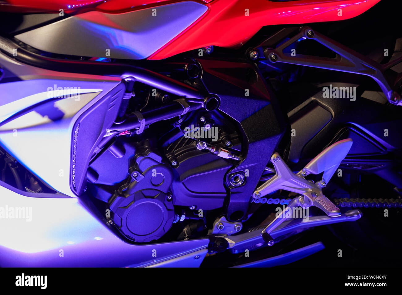 Il potente motore di una motocicletta moderna closeup. Il layout del motore. Foto Stock