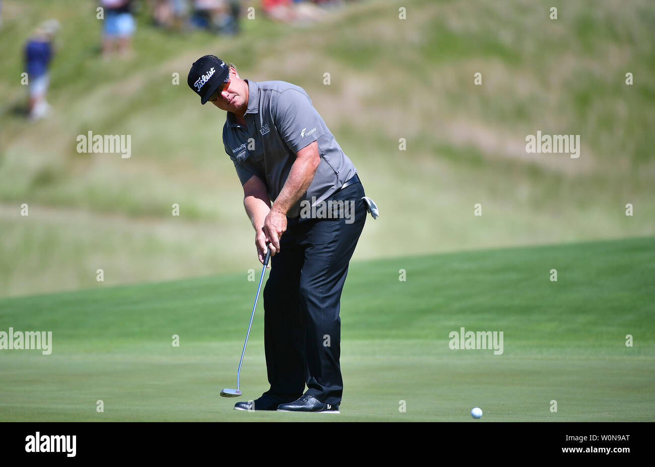 Charley Hoffman putts n. 3 durante il round finale di 117U.S. Aprire il torneo di golf al Erin Hills golf course a giugno 18, 2017, Erin, Wisconsin. Foto di Kevin Dietsch/UPI Foto Stock