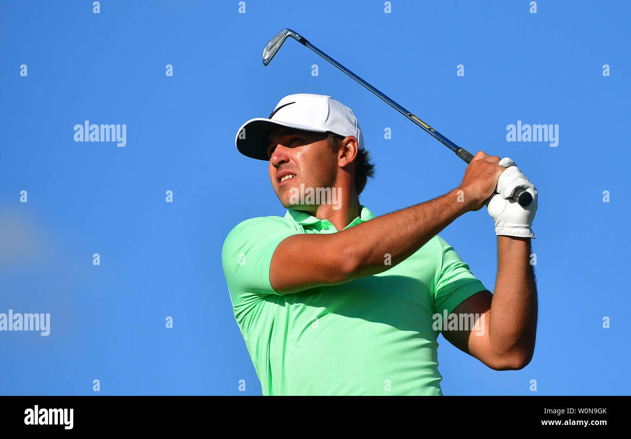 Brooks Koepka tees n. 15 durante la fase finale di 117U.S. Aprire il torneo di golf al Erin Hills golf course a giugno 18, 2017, Erin, Wisconsin. Foto di Kevin Dietsch/UPI Foto Stock