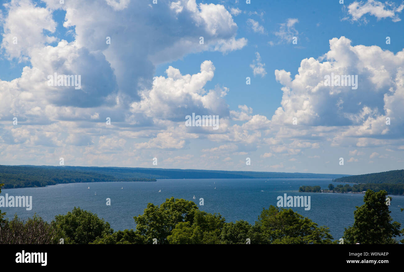 Il vento nelle vele sul lago Cayuga Foto Stock