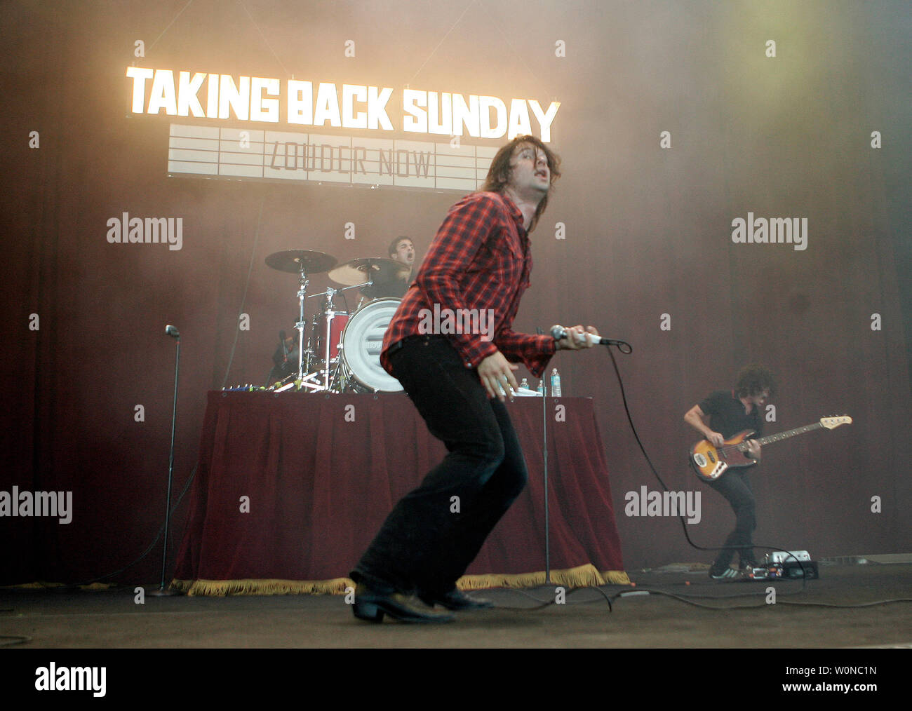 Adam Lazzara con tenendo indietro domenica esegue in concerto durante il Projekt Revolution Tour presso il Sound Advice Amphitheater di West Palm Beach in Florida il 10 agosto 2007. (UPI foto/Michael Bush) Foto Stock