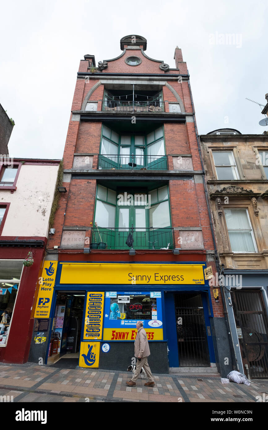 Esterno del vecchio rosso mattone casamento con balconi 29-31 Friar's Wynd centrale di Stirling, Scozia, Regno Unito. Architetto John Allan. Foto Stock