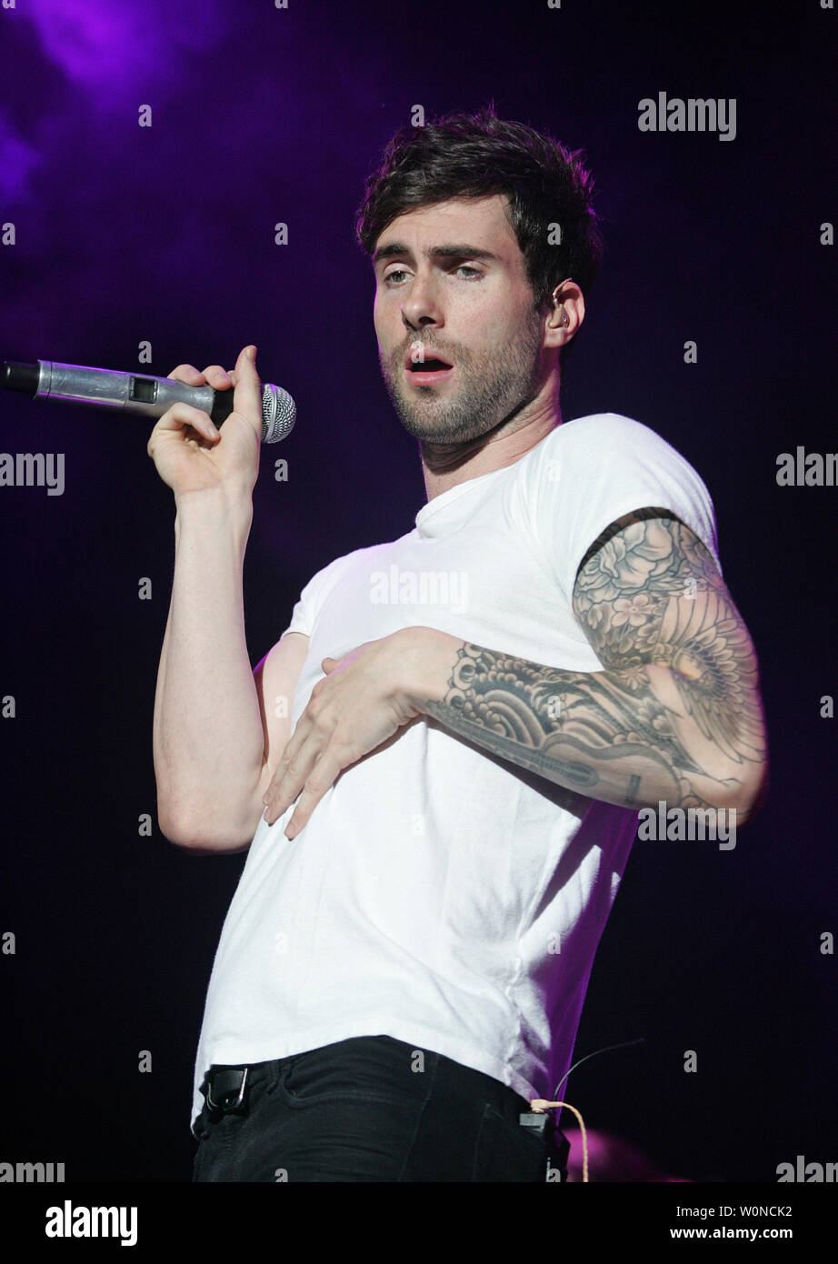 Adam Levine con Maroon 5 esegue in concerto presso l'anfiteatro di Cruzan in West Palm Beach, Florida il 4 ottobre 2008. (UPI foto/Michael Bush) Foto Stock